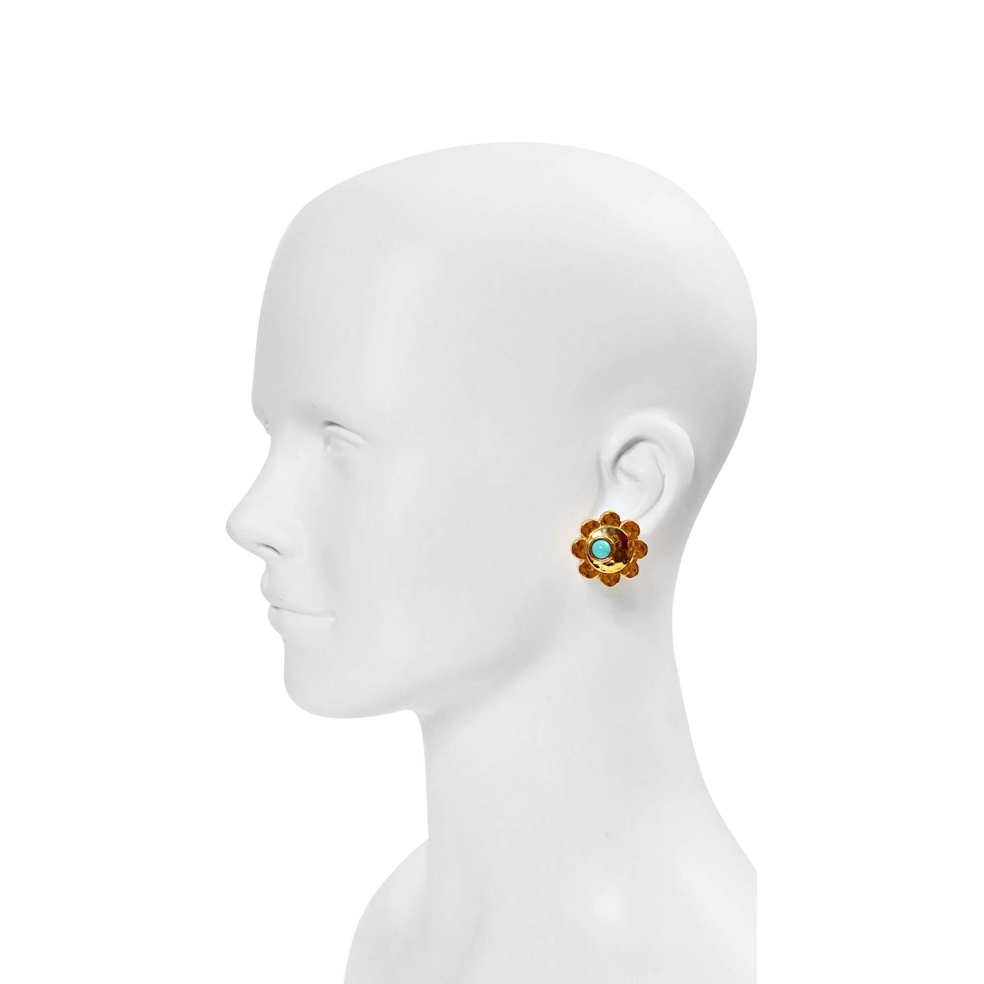 Pendientes vintage Carita Paris de oro con falsa turquesa, circa años 80 en Bueno estado para la venta en New York, NY