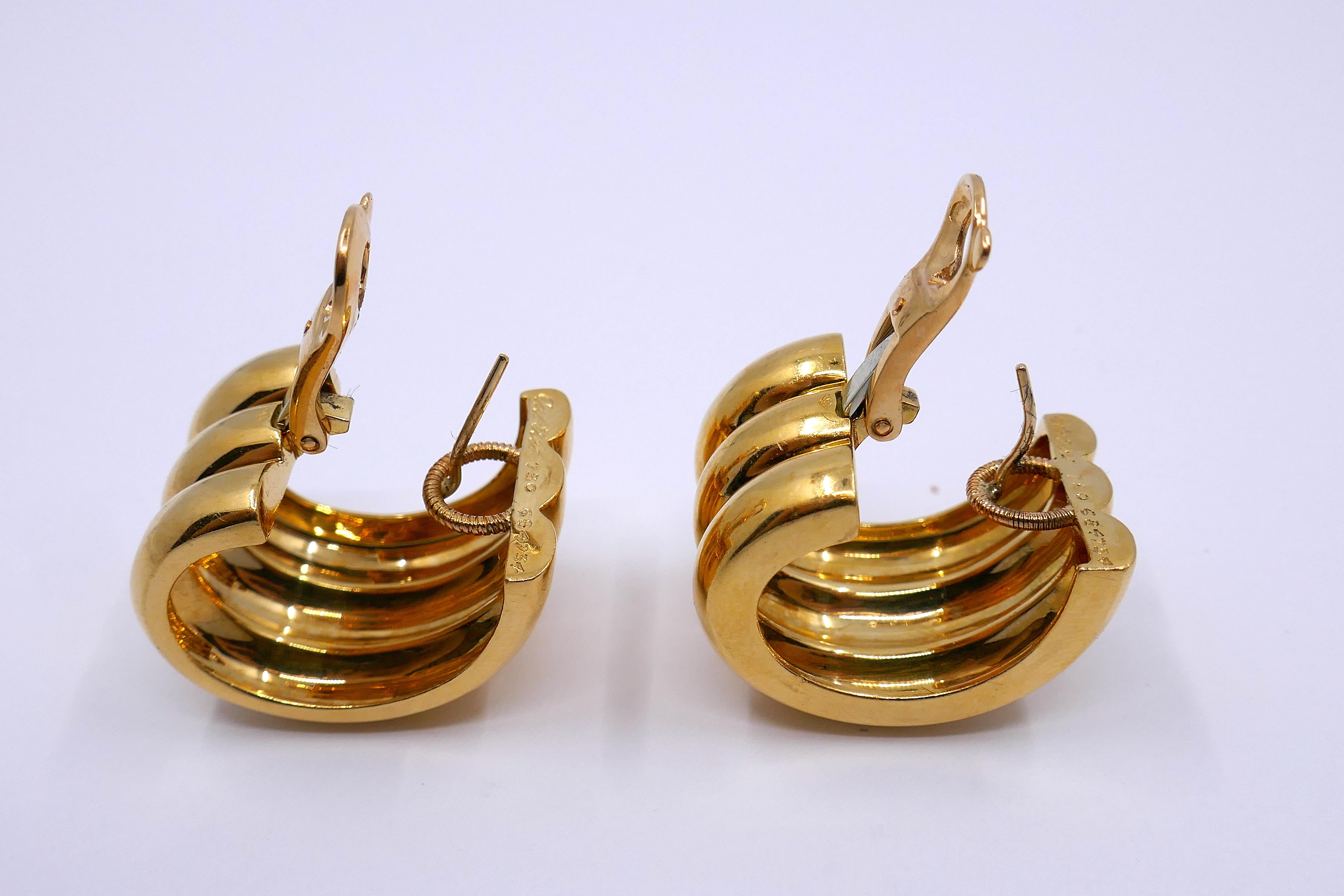 Boucles d'oreilles vintage Cariter en or 18k à trois anneaux  Pour femmes en vente