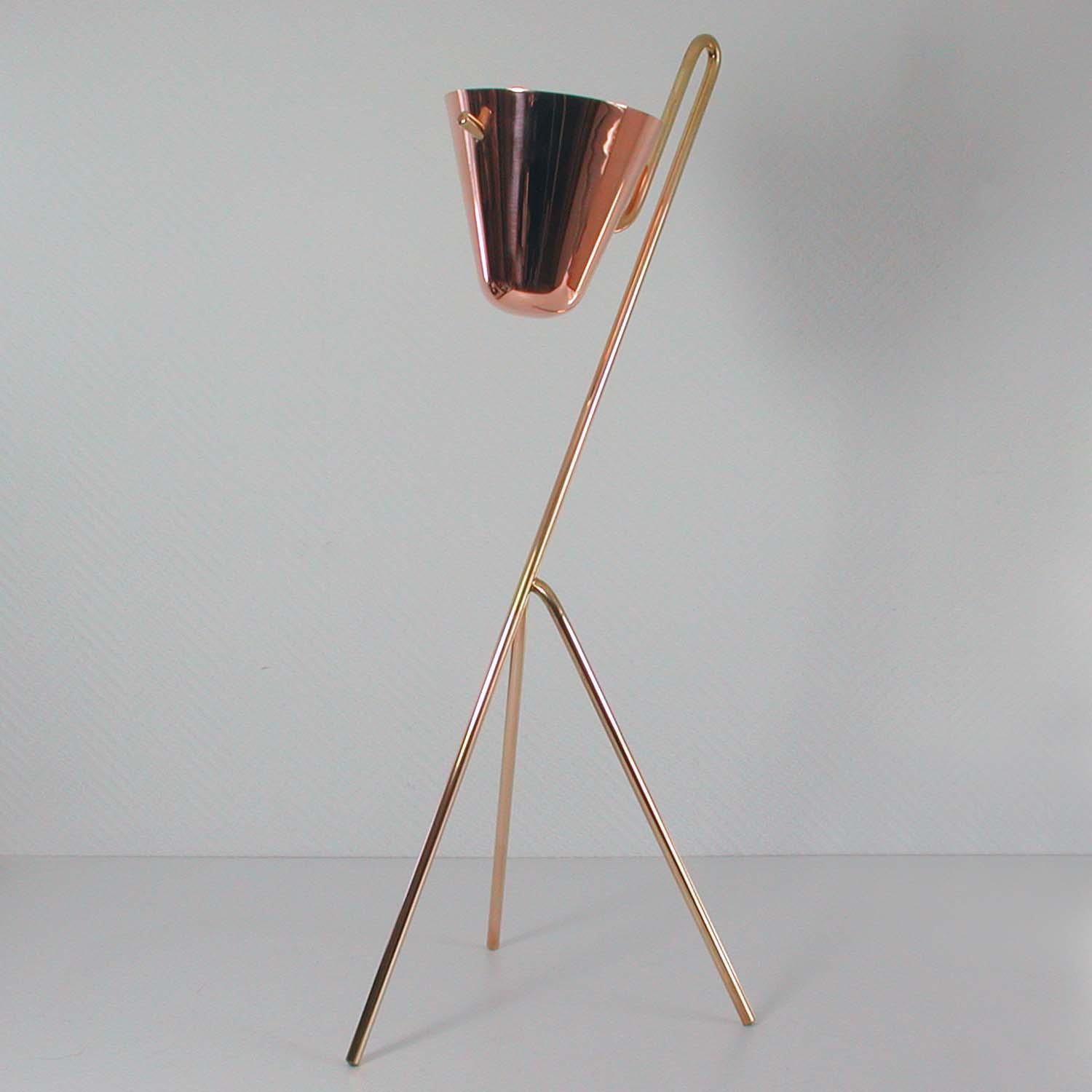 This very rare 1950s standing floor ashtray was designed by Carl Auböck and produced by Carl Auböck Wertstatten in Vienna in the 1950s. It is model number 3866.

It has got a brass stand and a removable conical copper ashtray. It is in very good