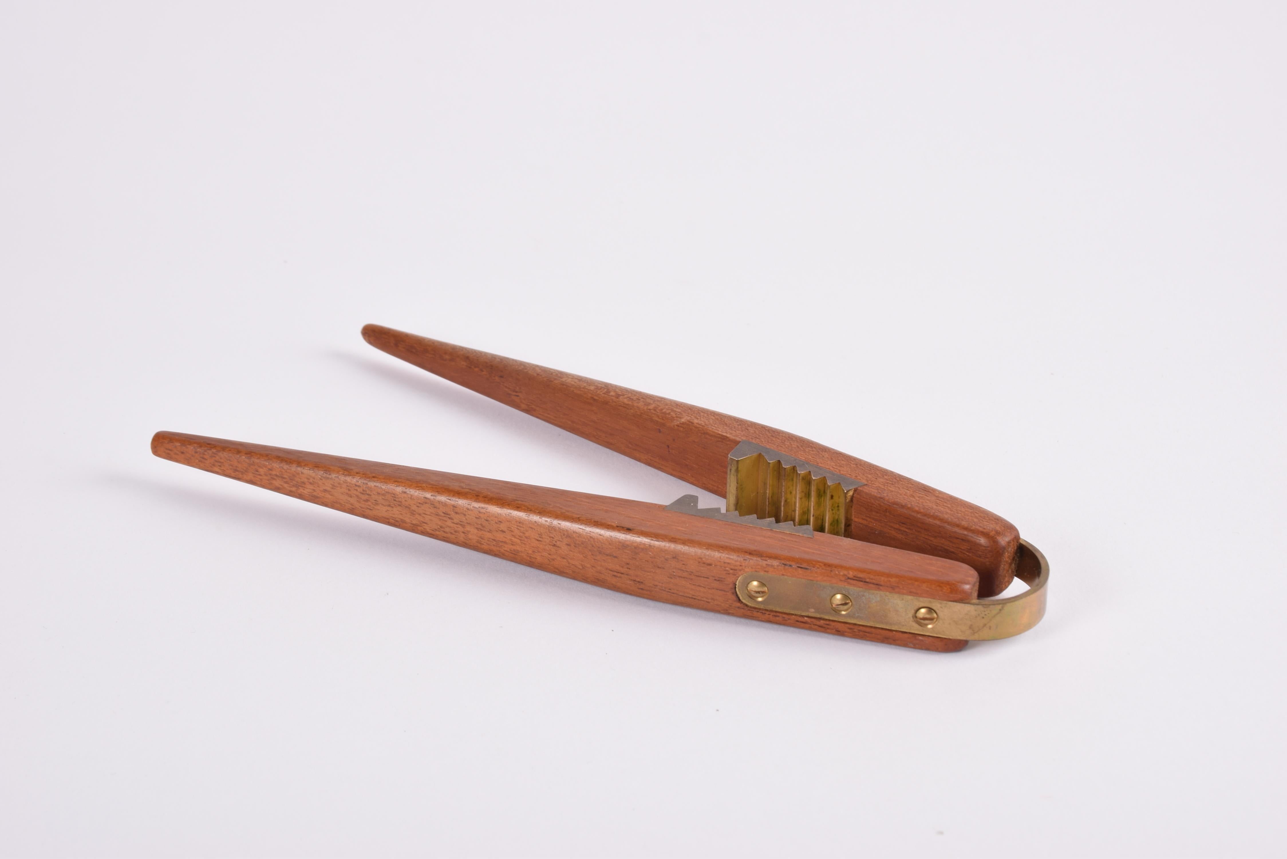 Vintage Carl Auböck Nussknacker Teak und Messing, Wien Österreich Modernes Design 1950 (Moderne der Mitte des Jahrhunderts) im Angebot