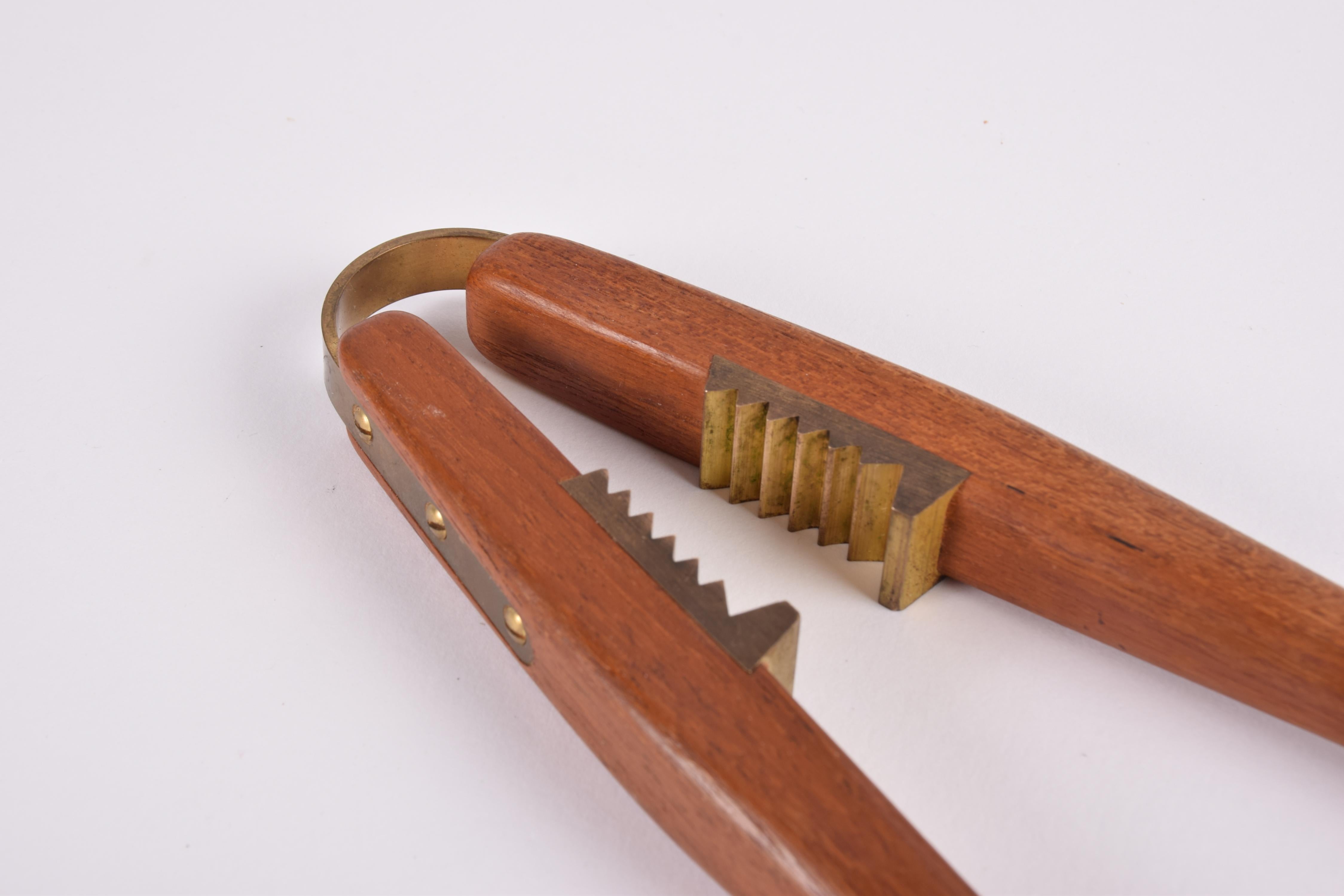 Vintage Carl Auböck Nussknacker Teak und Messing, Wien Österreich Modernes Design 1950 (20. Jahrhundert) im Angebot