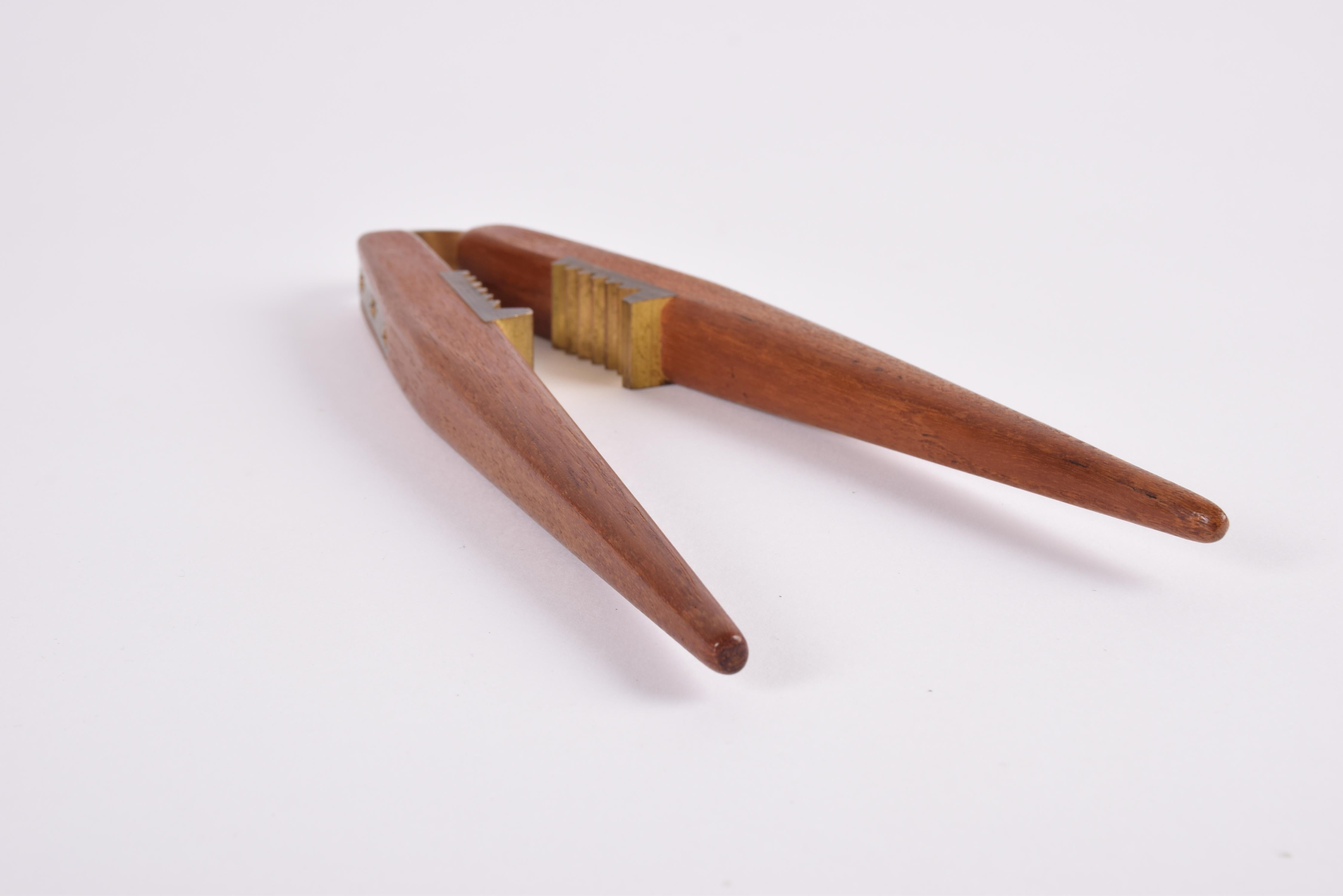 Vintage Carl Auböck Nussknacker Teak und Messing, Wien Österreich Modernes Design 1950 im Angebot 1