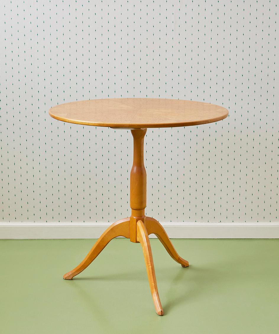 Carl Malmsten
Sweden, Vintage

Masur birch table. 

H 58 x Ø 58 cm