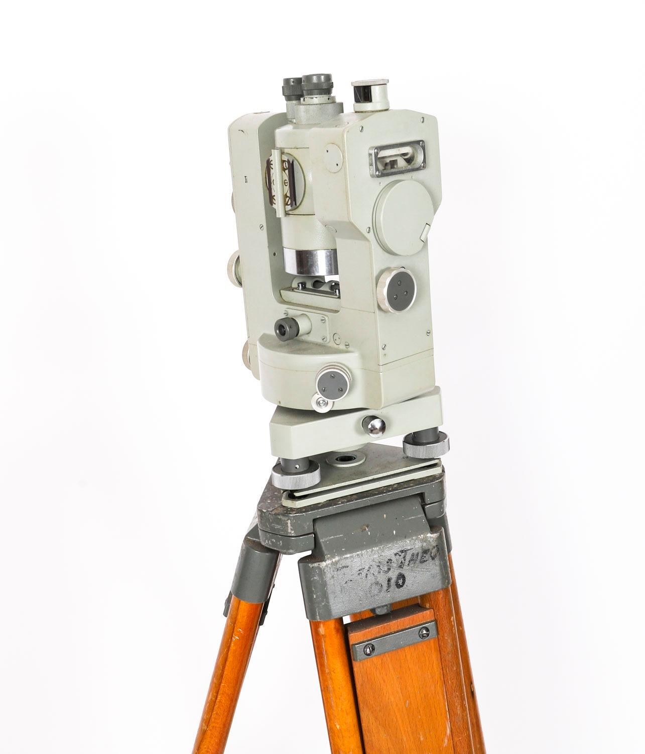 Vintage Carl Zeiss 'Theo 010' Theodolite & Tripod & Case mid 20th Century For Sale 6
