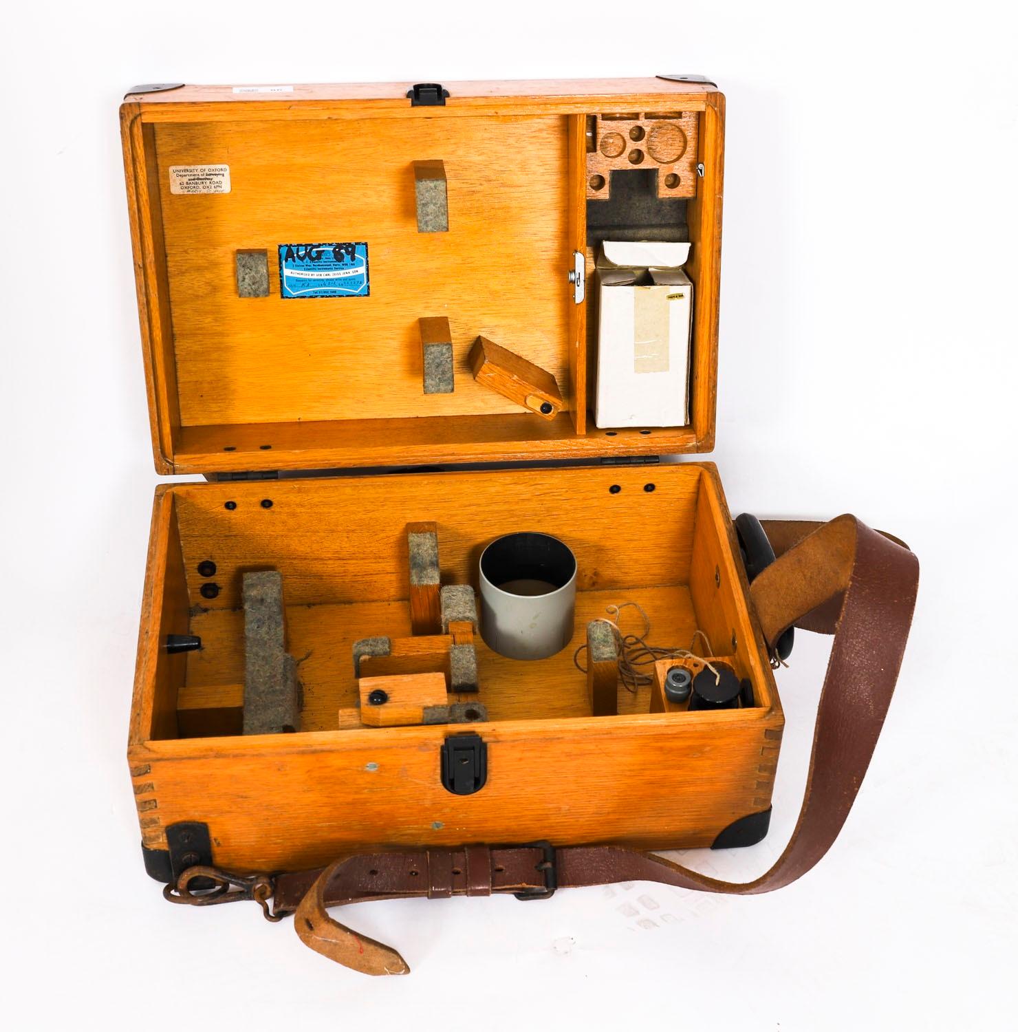 Vintage Carl Zeiss 'Theo 010' Theodolite & Tripod & Case mid 20th Century For Sale 11