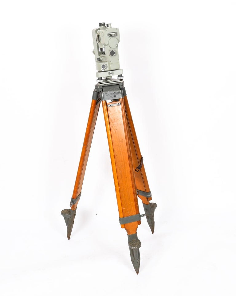 Vintage Carl Zeiss 'Theo 010' Theodolite and Tripod and Case mid 20th Century For Sale at 1stDibs