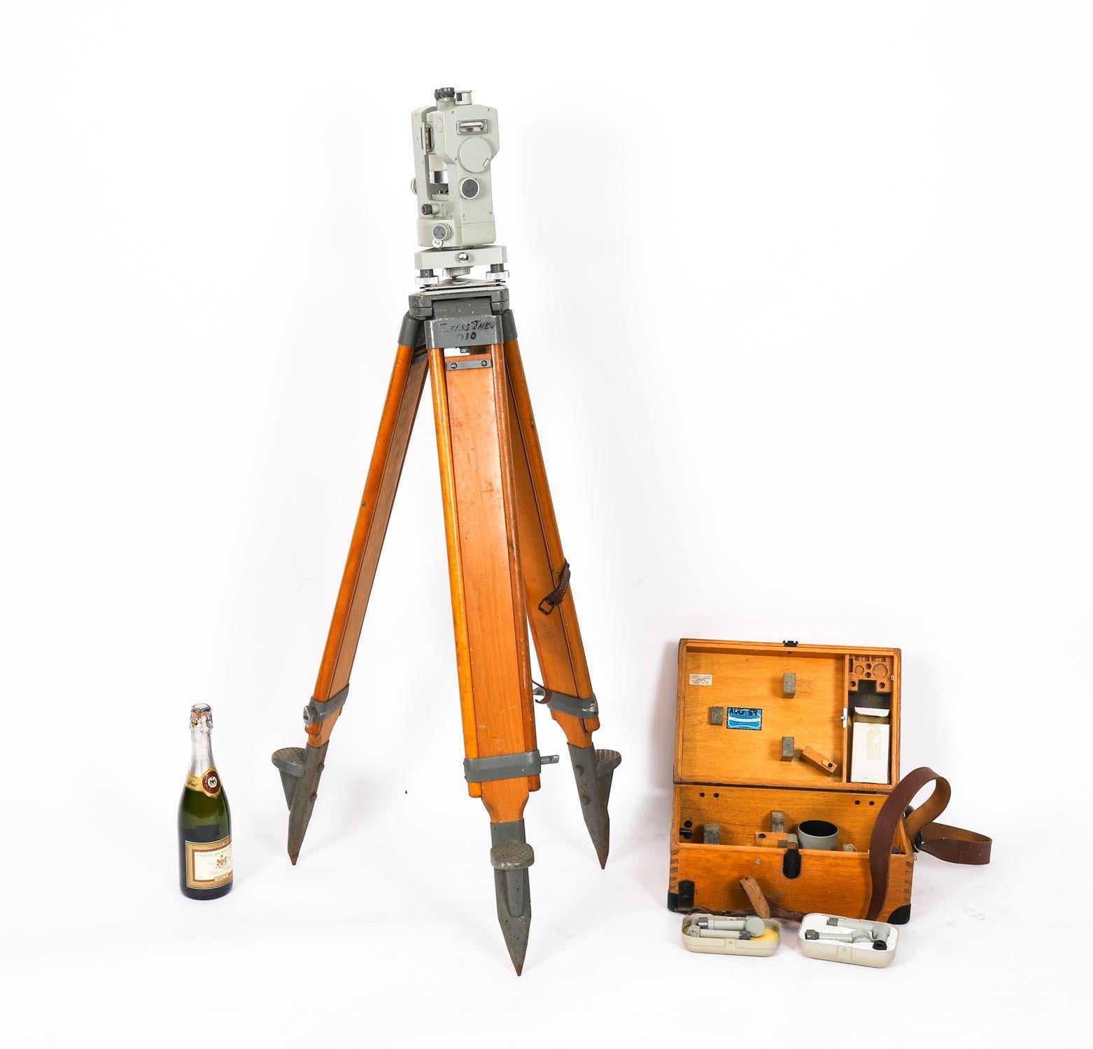 Vintage Carl Zeiss 'Theo 010' Theodolite & Tripod & Case mid 20th Century For Sale 14