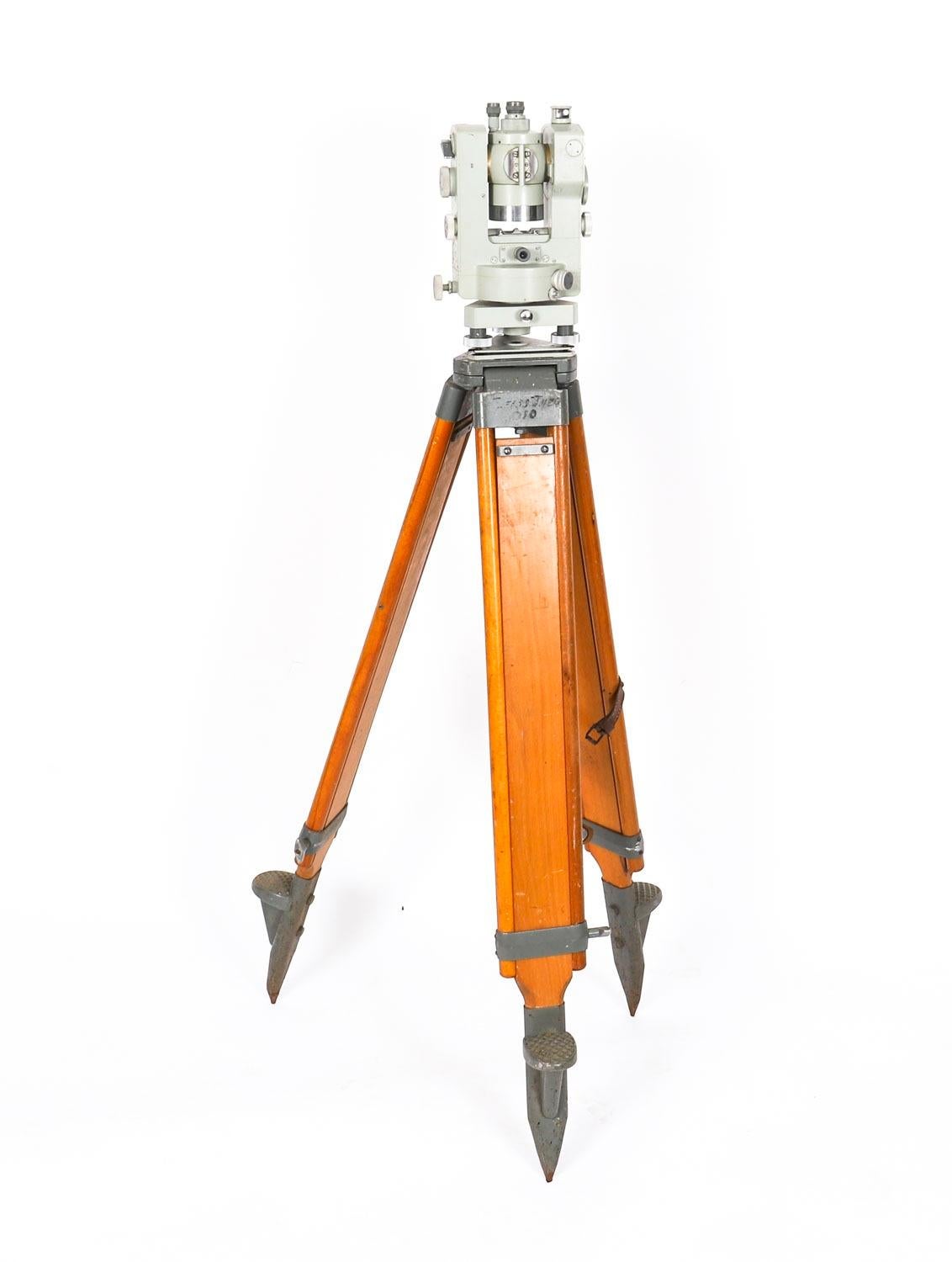 Vintage Carl Zeiss 'Theo 010' Theodolite & Tripod & Case mid 20th Century For Sale 15