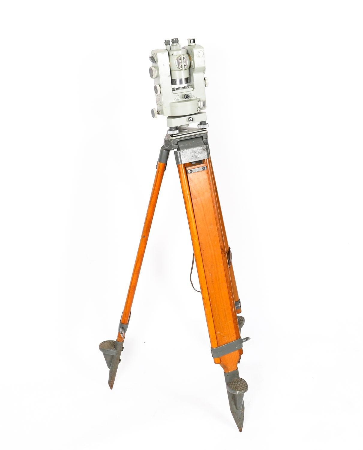 Vintage Carl Zeiss 'Theo 010' Theodolite & Tripod & Case mid 20th Century In Good Condition For Sale In London, GB