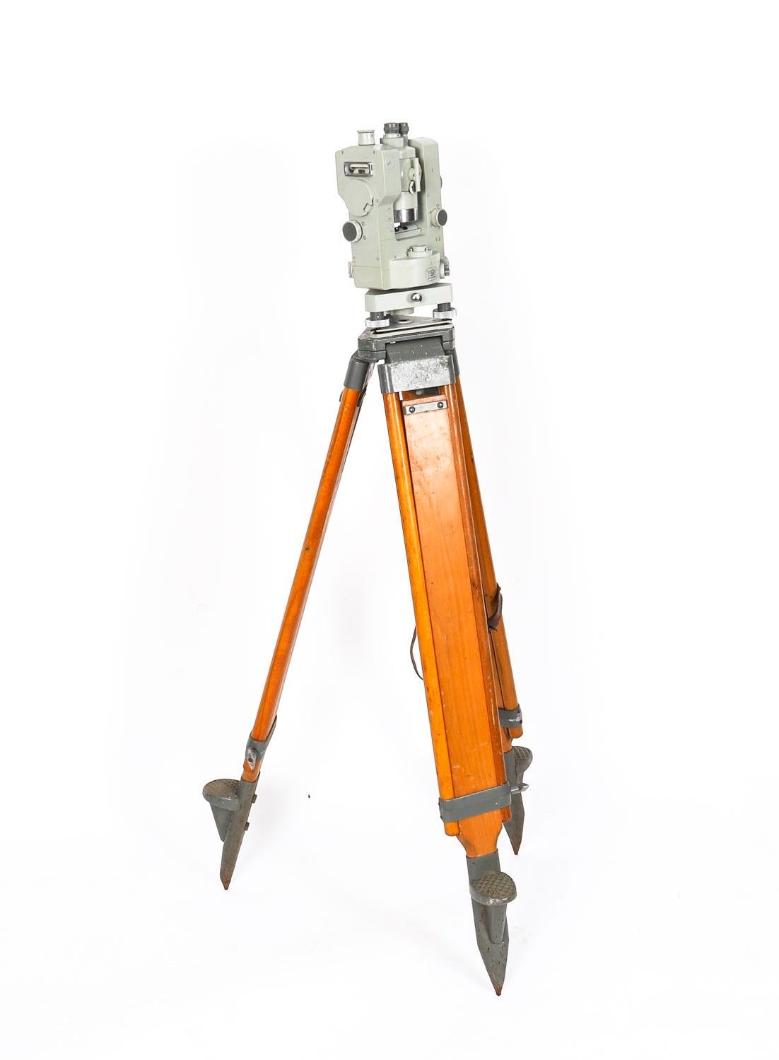 Oak Vintage Carl Zeiss 'Theo 010' Theodolite & Tripod & Case mid 20th Century For Sale