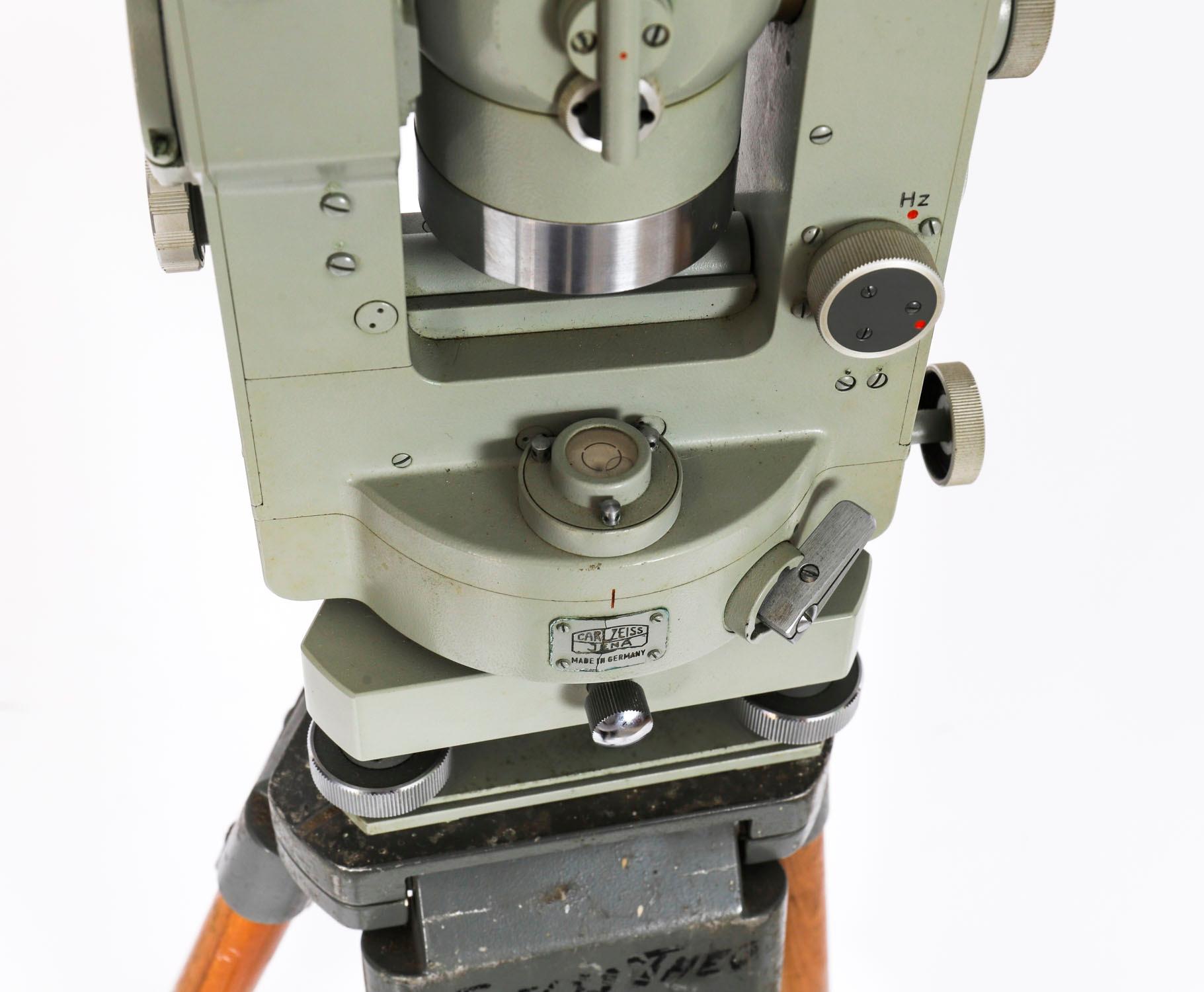 Vintage Carl Zeiss 'Theo 010' Theodolite & Tripod & Case mid 20th Century For Sale 1