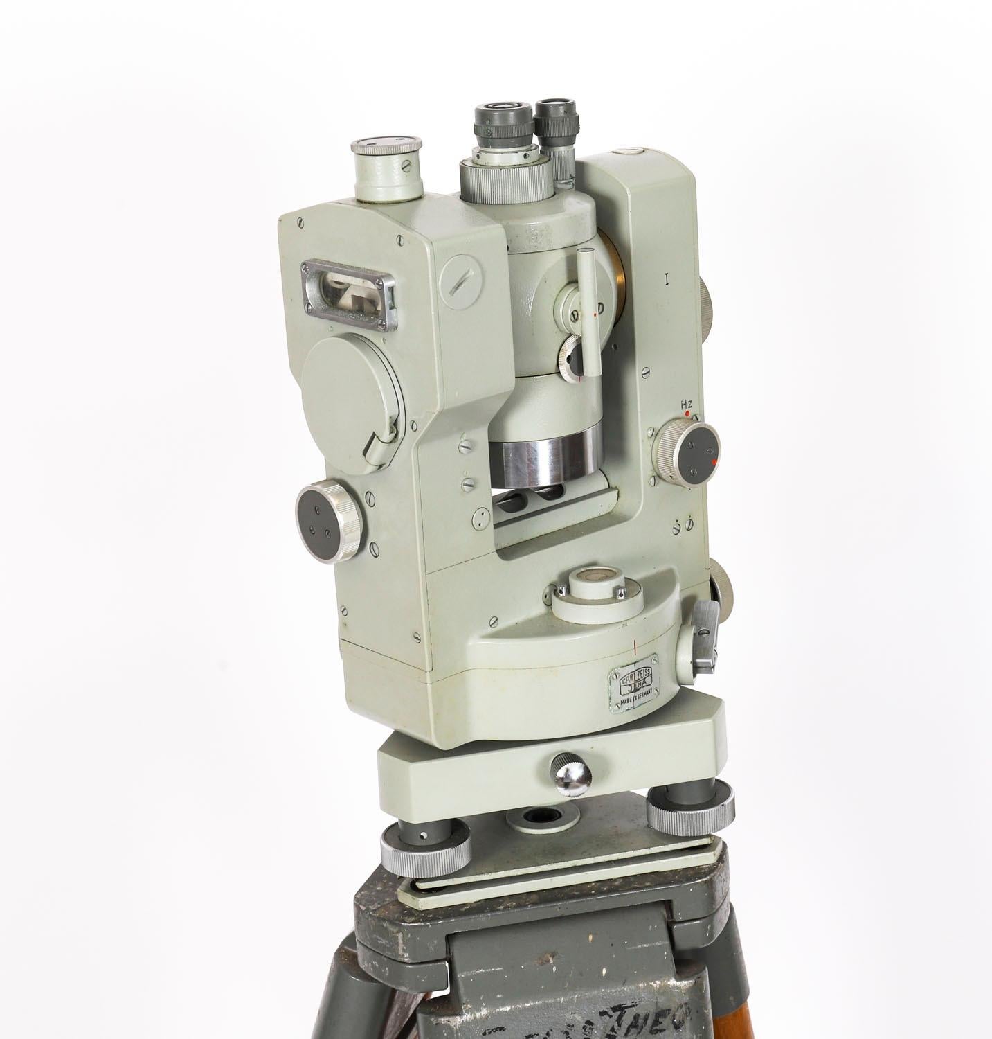 Vintage Carl Zeiss 'Theo 010' Theodolite & Tripod & Case mid 20th Century For Sale 2