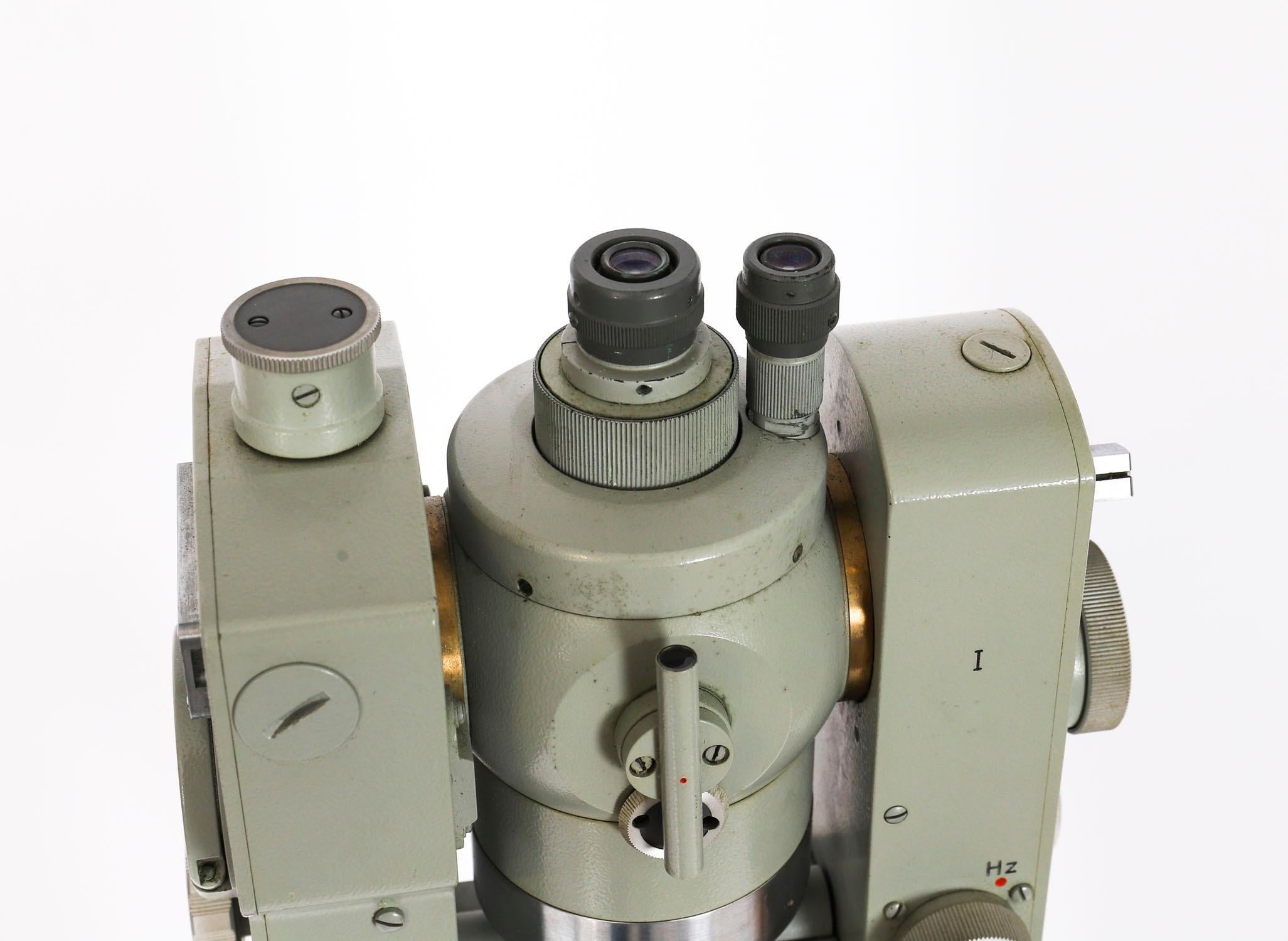 Vintage Carl Zeiss 'Theo 010' Theodolite & Tripod & Case mid 20th Century For Sale 3