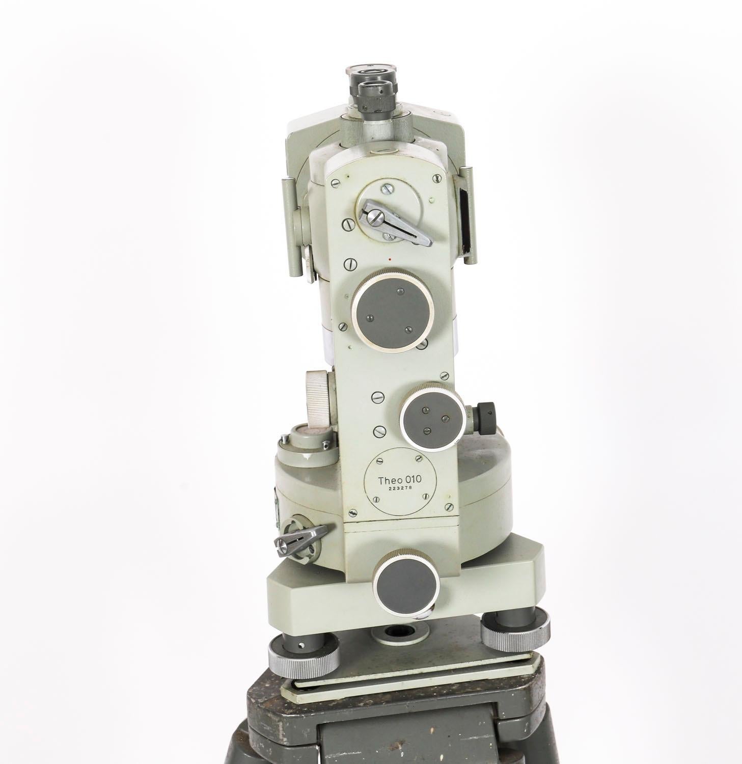 Vintage Carl Zeiss 'Theo 010' Theodolite & Tripod & Case mid 20th Century For Sale 4