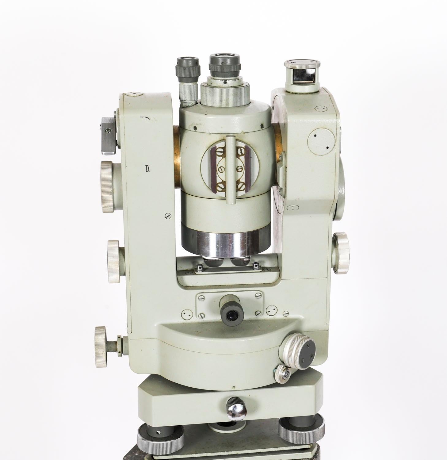 Vintage Carl Zeiss 'Theo 010' Theodolite & Tripod & Case mid 20th Century For Sale 5