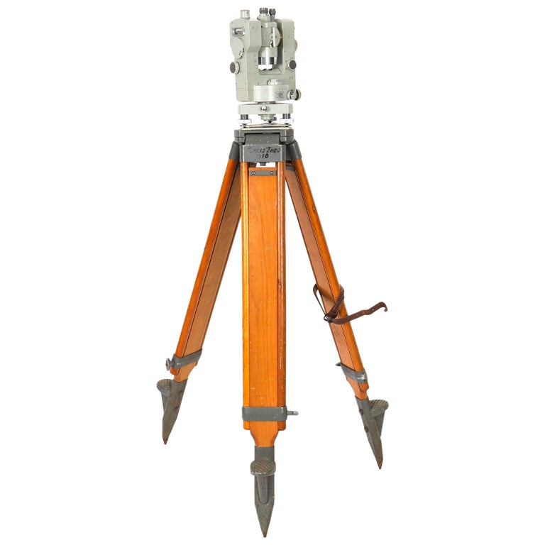 Vintage Carl Zeiss 'Theo 010' Theodolite and Tripod and Case mid 20th Century For Sale at 1stDibs