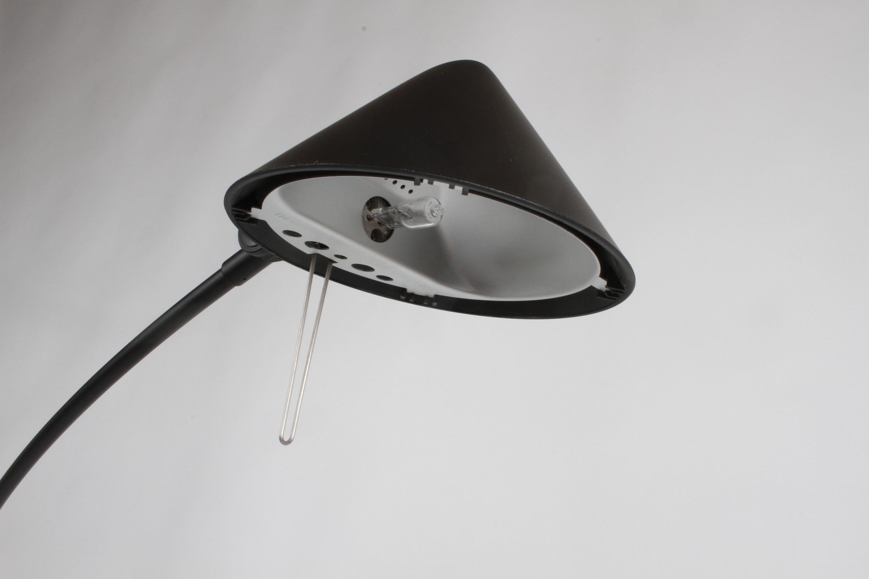 Postmoderne schwarze Stehlampe Vintage von Carlo Forcolini für Artemide, Italien, 1980er Jahre im Angebot 4