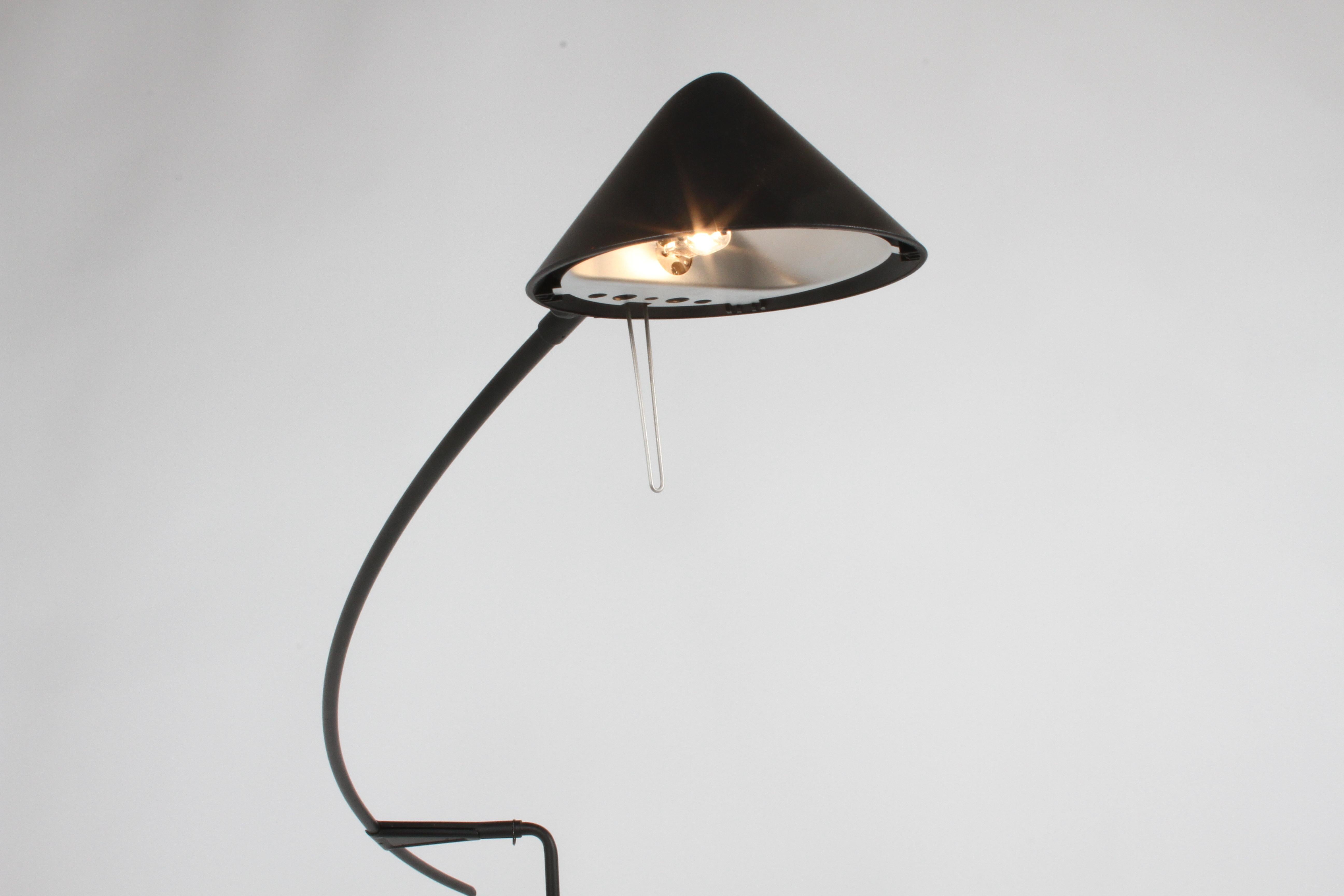 Postmoderne schwarze Stehlampe Vintage von Carlo Forcolini für Artemide, Italien, 1980er Jahre im Angebot 10