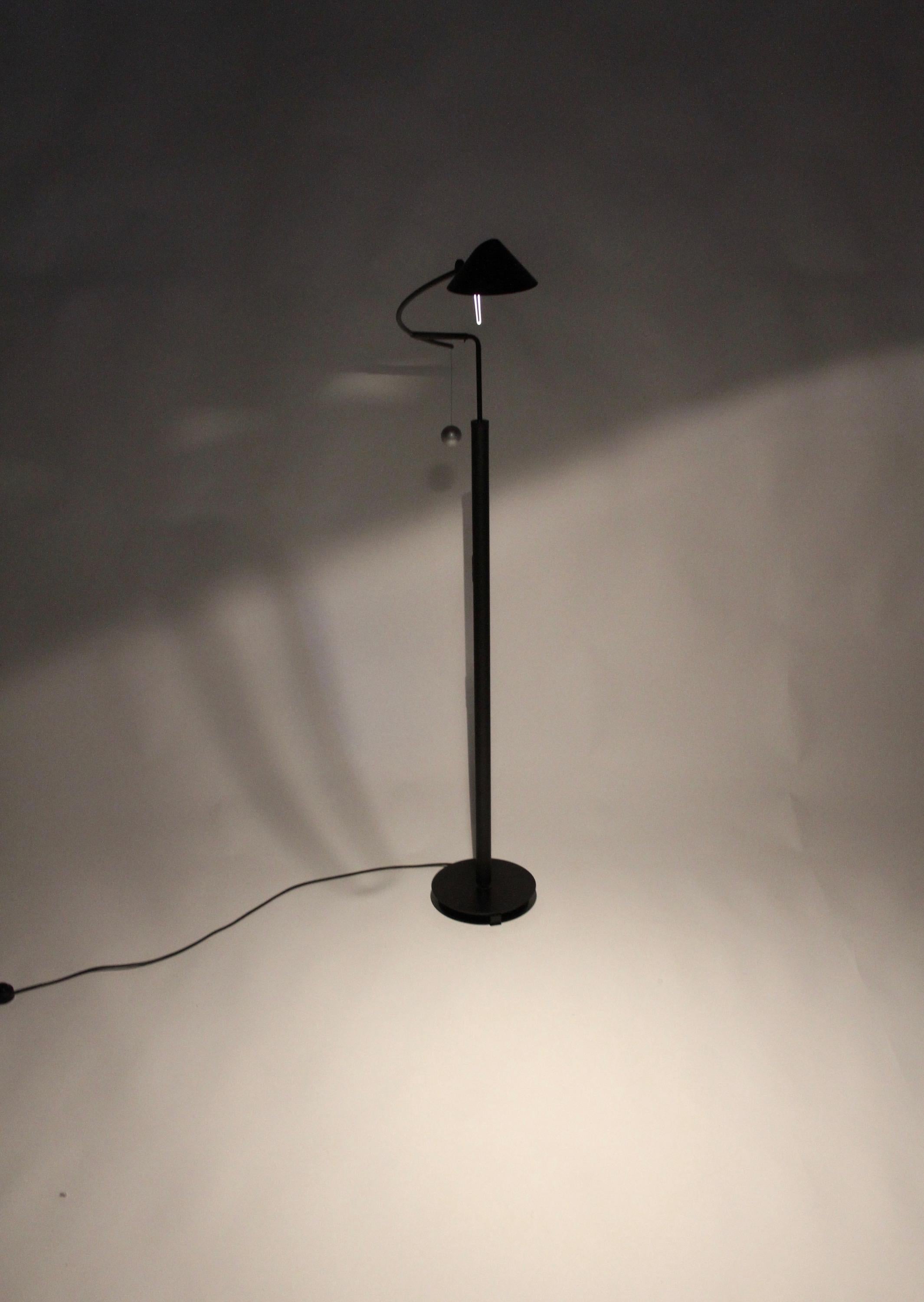 Postmoderne schwarze Stehlampe Vintage von Carlo Forcolini für Artemide, Italien, 1980er Jahre im Angebot 11