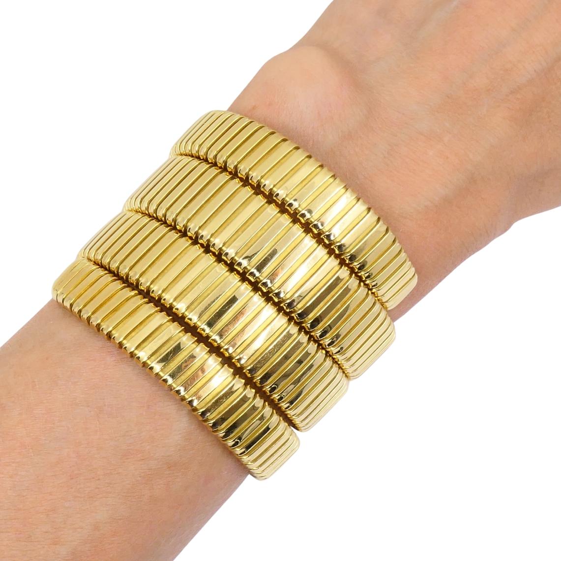 Questo bracciale vintage Carlo Weingrill a quattro file di tubogas è un esempio eccezionale dell'approccio caratteristico del designer ai gioielli d'oro flessibili. Realizzato in oro 18 carati, il bracciale presenta il caratteristico design tubogas,