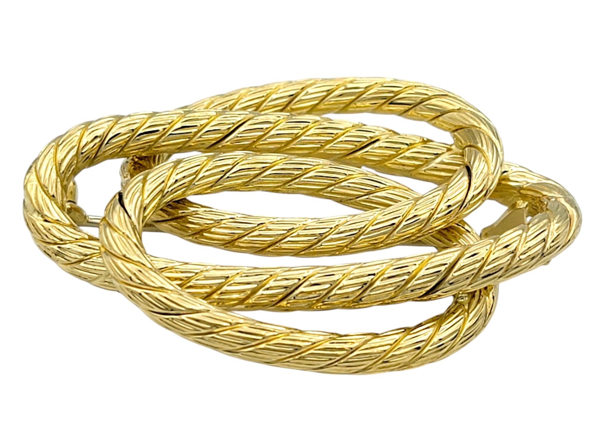 La raffinatezza senza tempo incontra l'artigianato italiano in questa spilla autentica di Carlo Weingrill Winding Rope. Realizzato in oro giallo 18 carati, questo splendido pezzo presenta un intricato motivo a corda, graziosamente intrecciato per