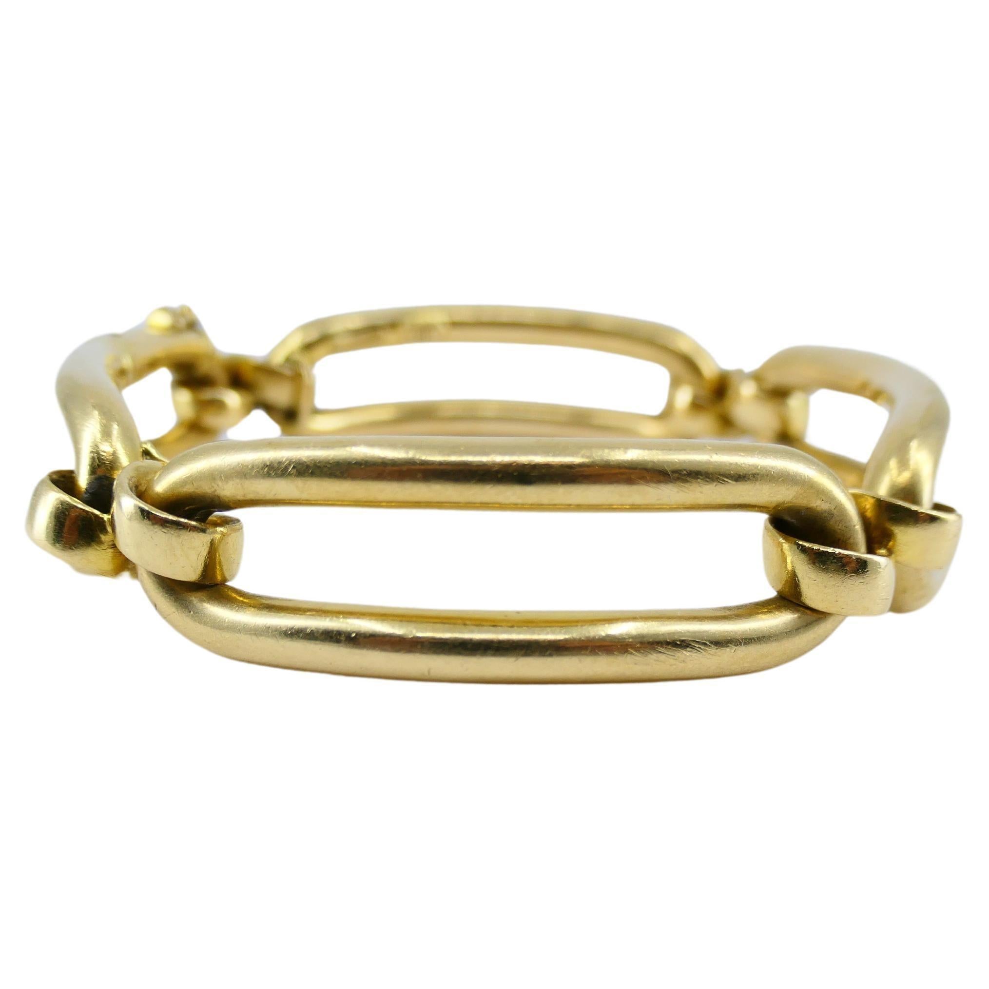 A chic oval link vintage bracelet by Carlo Weingrill made of 18k gold. Four links are connected with gold figure-eight elements. This design creates perfect geometry around a wrist. The bracelet looks airy and substantial at the same time. It's a