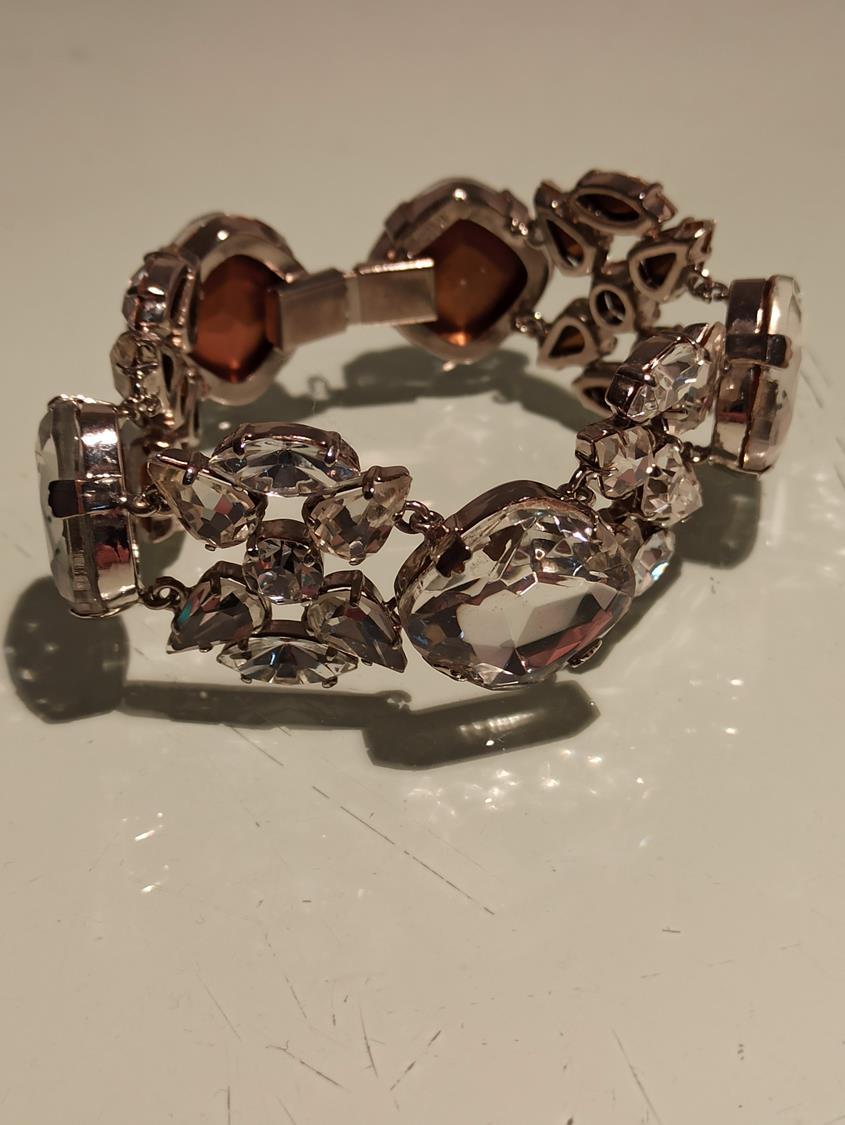 Super chic bracelet by Carlo Zini
One of the world greatest bijoux designers
Non allergenic rhodium
Amazing crystals construction
Length cm 19 (7.4 inches)
Artisanally handmade in Milan
Worldwide express shipping included in the price !
