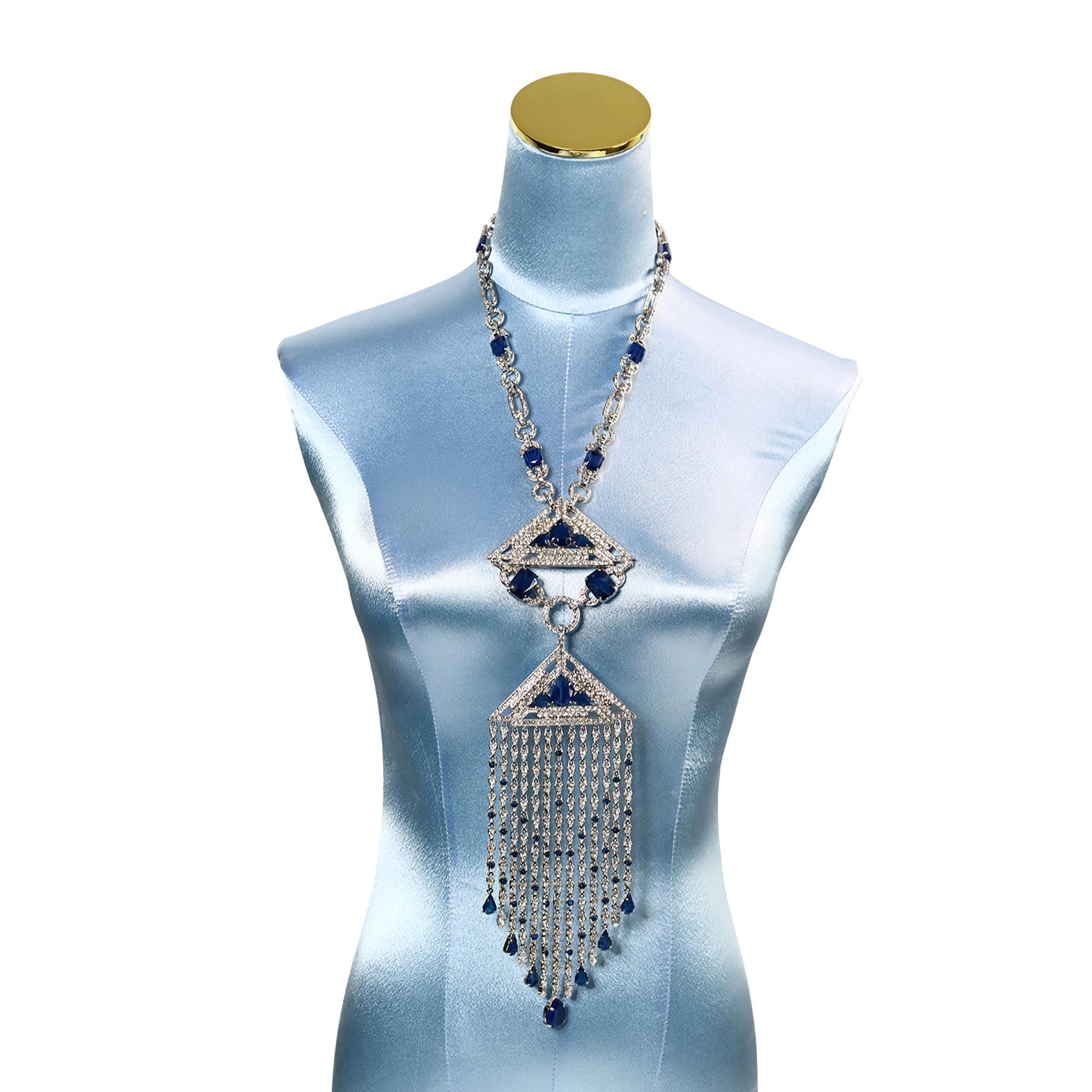 Vintage Carlo Zini Diamante and Blue Cabochon Dangling Necklace Sautoir Circa 2000s. C'est l'une des pièces à porter lorsque l'on sort ou que l'on veut se faire remarquer. La photo ne rend pas compte de sa splendeur !

Le collier mesure 22 pouces.