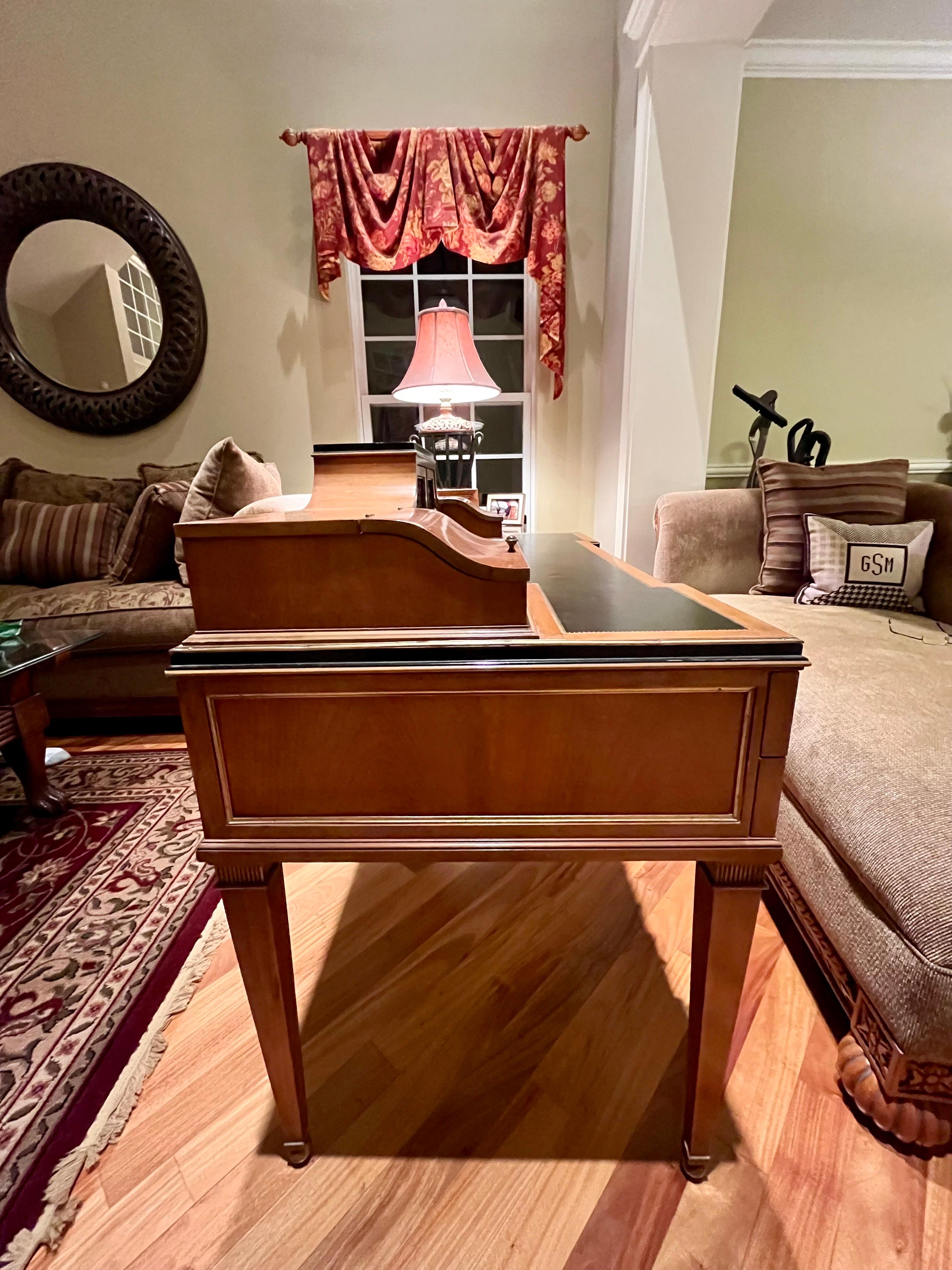 Vintage Carlton House Writing Desk In Good Condition For Sale In W Allenhurst, NJ