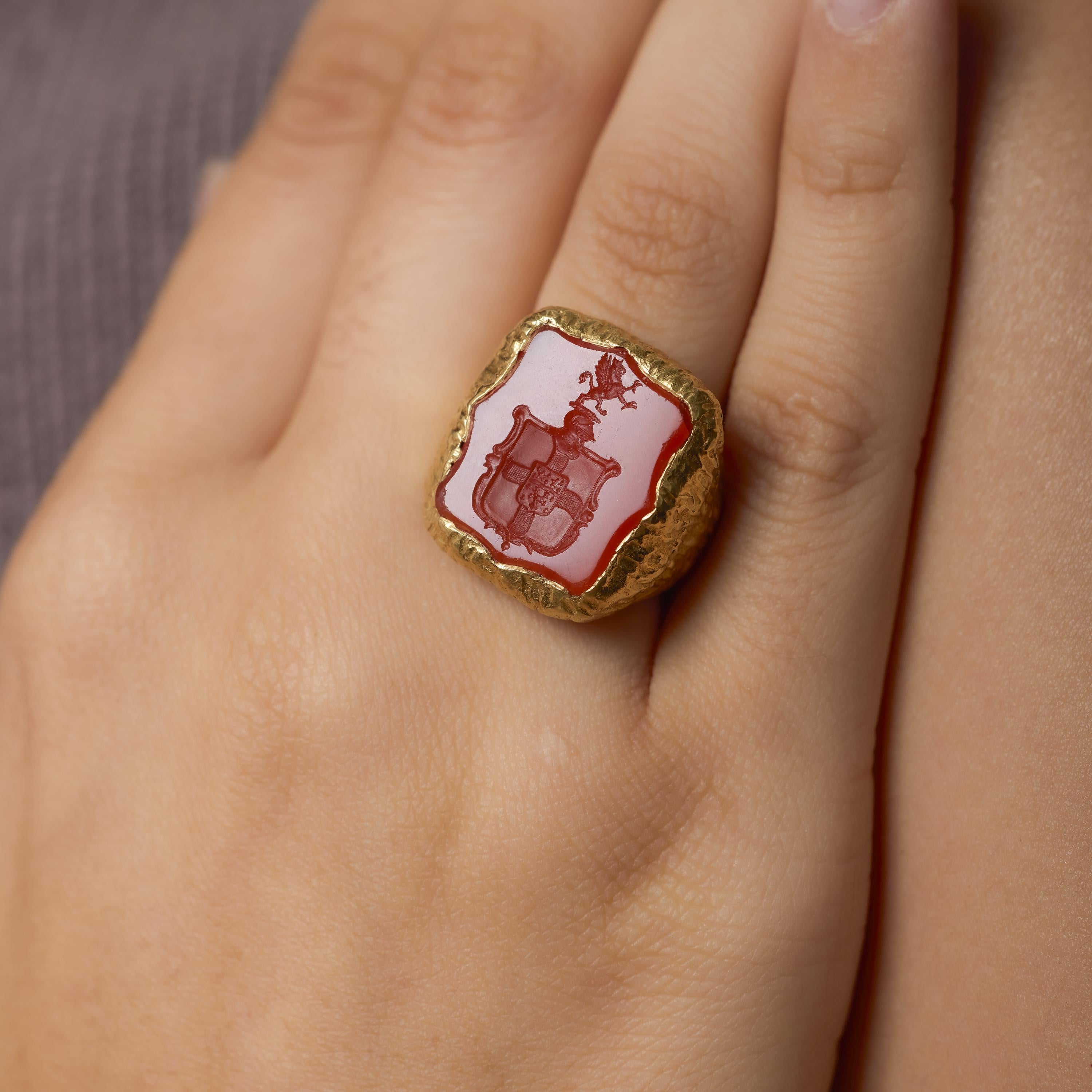 Uncut Vintage carnelian 18k yellow gold intaglio cocktail ring For Sale