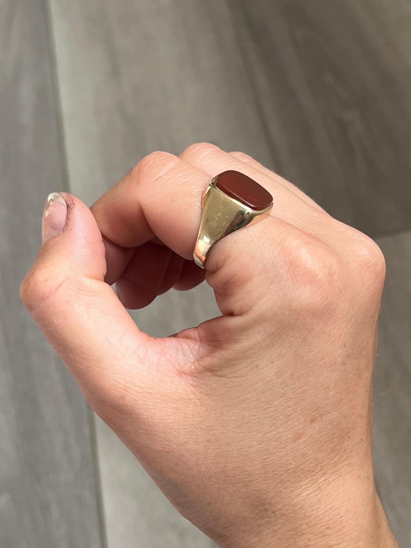 The deep red carnelian is complimented perfectly by the 9ct yellow gold in this signet ring. Fully hallmarked London 1979.

Ring Size: Q or 8 1/4 
Stone Dimensions: 14x12mm 

Weight: 3.6g
