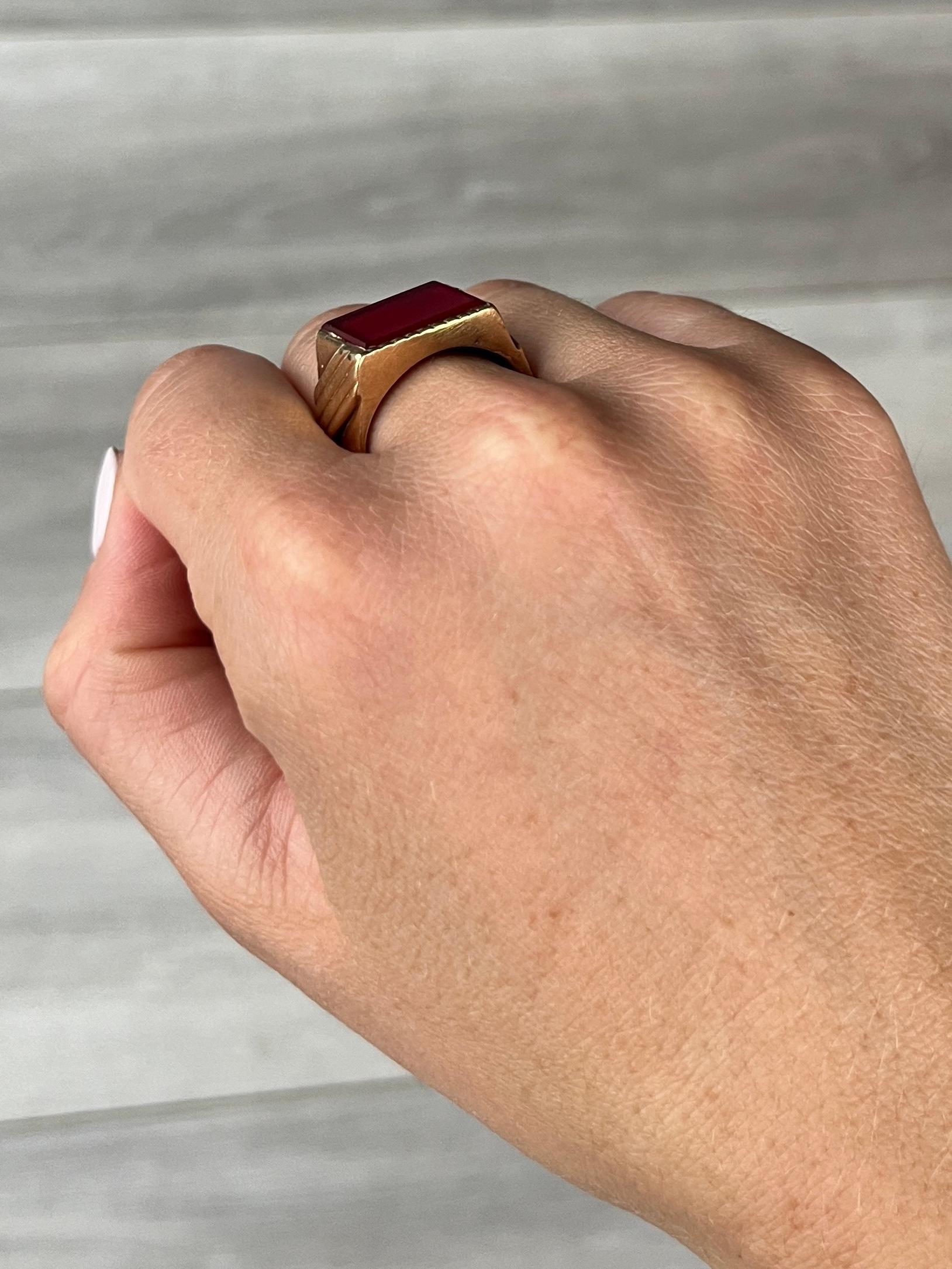 The deep red carnelian is complimented perfectly by the 9ct yellow gold in this signet ring. 

Ring Size: N 1/2 or 7 
Stone Dimensions: 12x14mm 

Weight: 10g