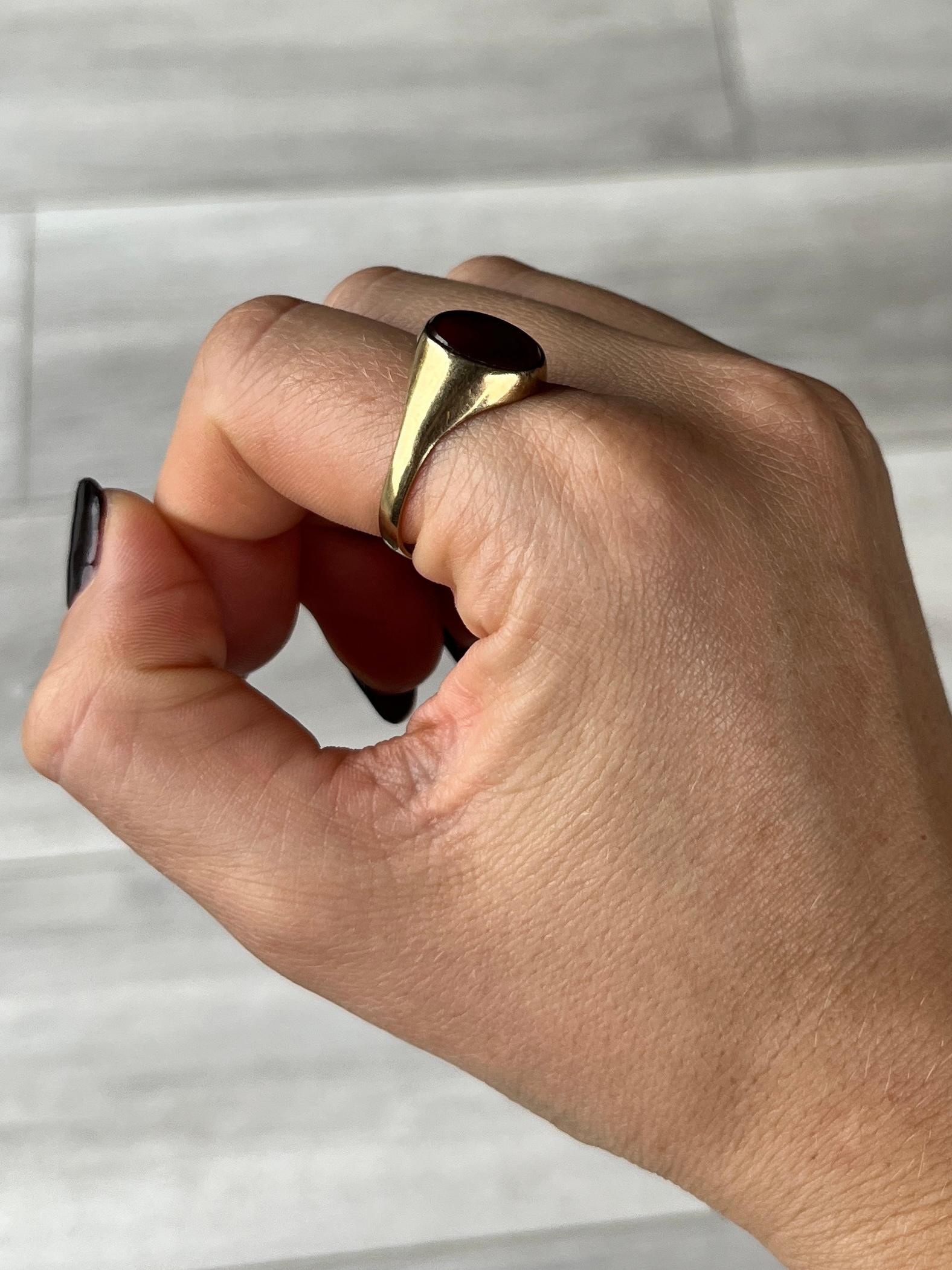 The deep red carnelian is complimented perfectly by the 9ct yellow gold in this signet ring. Fully hallmarked Birmingham 1973.

Ring Size: W or 11 
Stone Dimensions: 11.5x10mm 

Weight: 3g