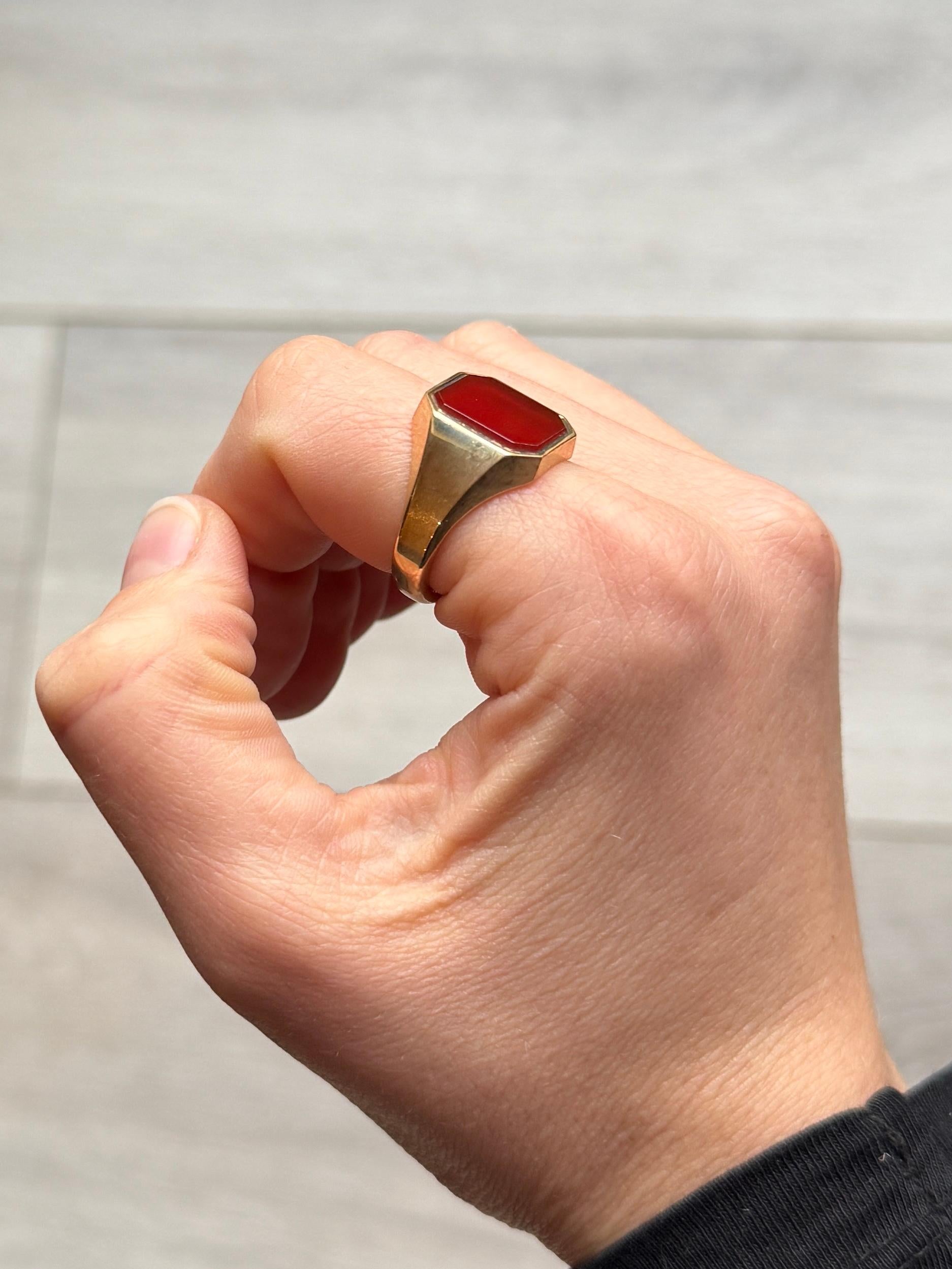 The deep red carnelian is complimented perfectly by the 9ct yellow gold in this signet ring. Fully hallmarked Birmingham 1972.

Ring Size: R or 8 1/2
Stone Dimensions: 13x12mm 

Weight: 8.2g