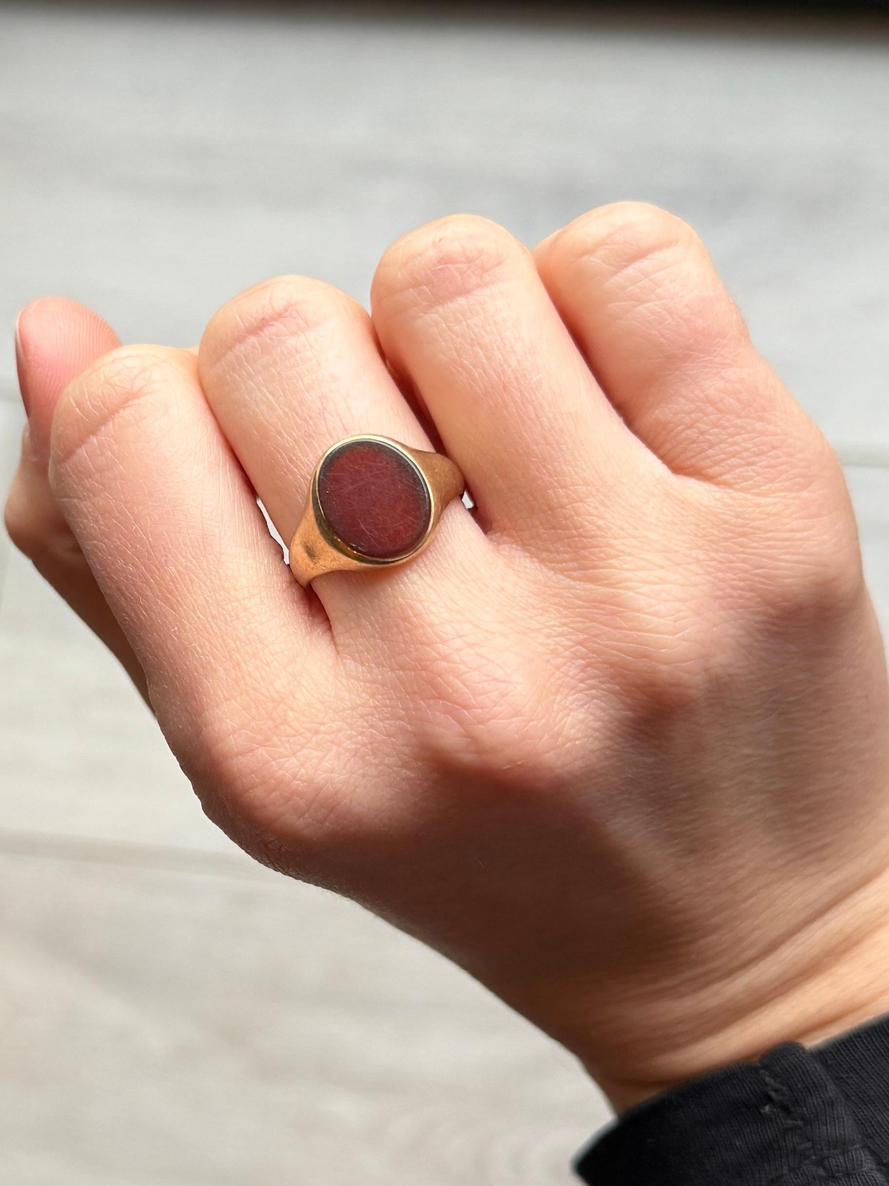 The deep red carnelian is complimented perfectly by the 9ct yellow gold in this signet ring. Fully hallmarked Birmingham 1926.

Ring Size: O or 7 1/4
Stone Dimensions: 12x10 

Weight: 3.5g