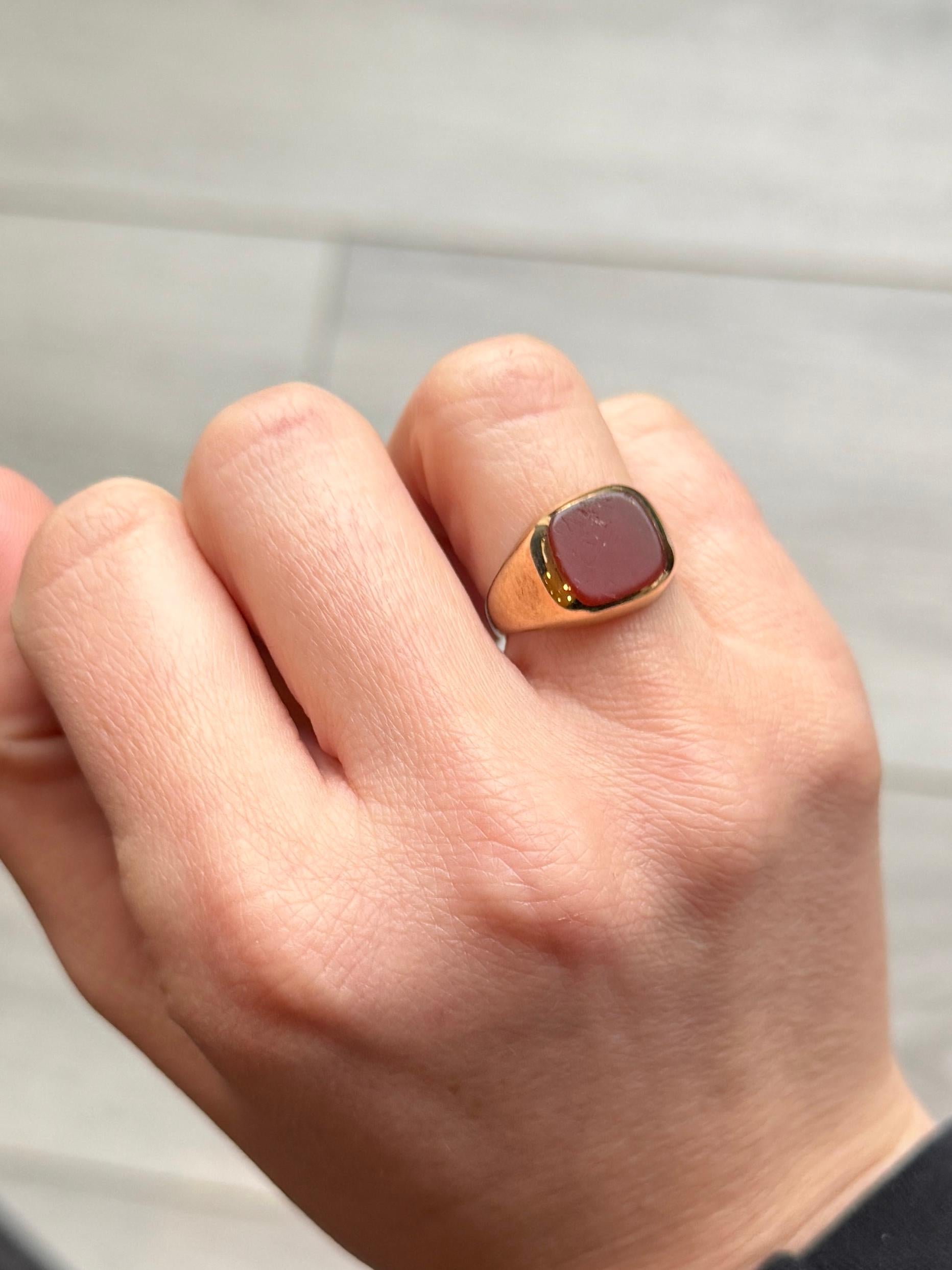 Il rosso intenso della corniola si sposa perfettamente con l'oro giallo 9ct di questo anello con sigillo. 

Misura dell'anello: K 1/2 o 5 1/2 
Dimensioni della pietra: 9x9mm 

Peso: 4.8 g