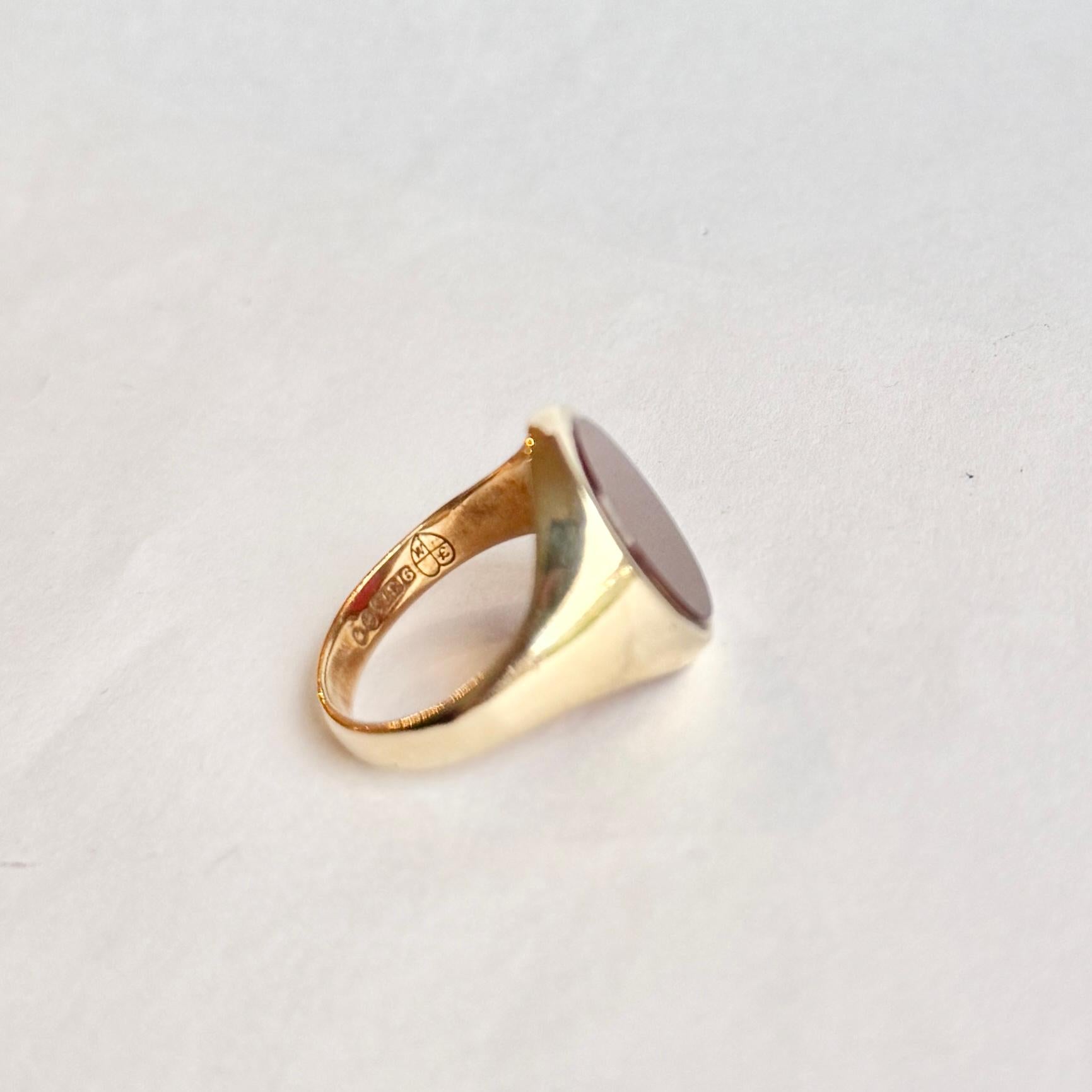 The deep red carnelian is complimented perfectly by the 9ct yellow gold in this signet ring. Hallmarked London 1966.

Ring Size: S or 9 
Stone Dimensions: 15x11mm 

Weight: 5.3g
