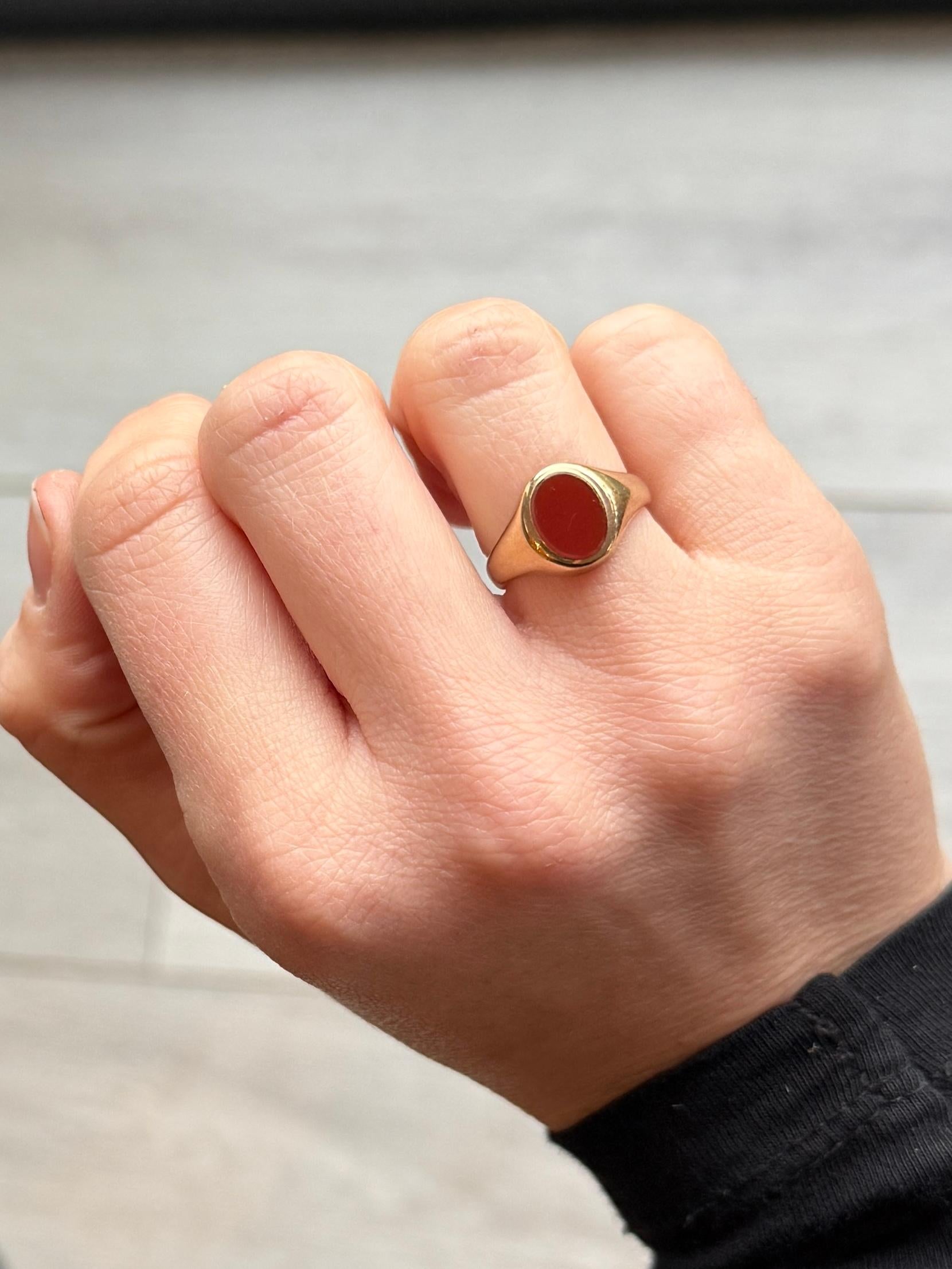 The deep red carnelian is complimented perfectly by the 9ct yellow gold in this signet ring. Hallmarked Birmingham 1964.

Ring Size: I 1/2 or 4 1/2 
Stone Dimensions: 9x7mm 

Weight: 3.3g