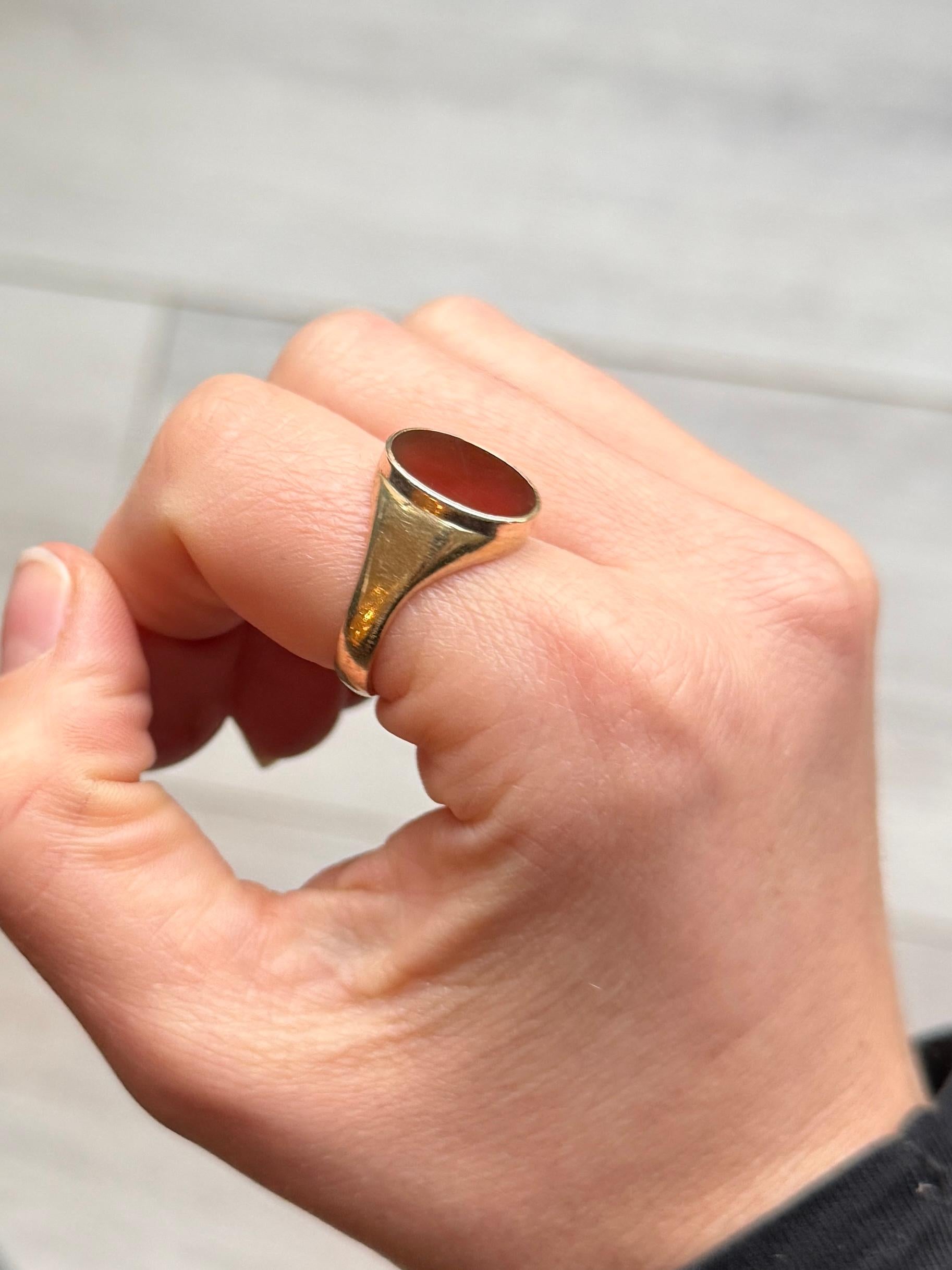 The deep red carnelian is complimented perfectly by the 9ct yellow gold in this signet ring. 

Ring Size: P or 7 1/2 
Stone Dimensions: 14x11mm 

Weight: 5.1g