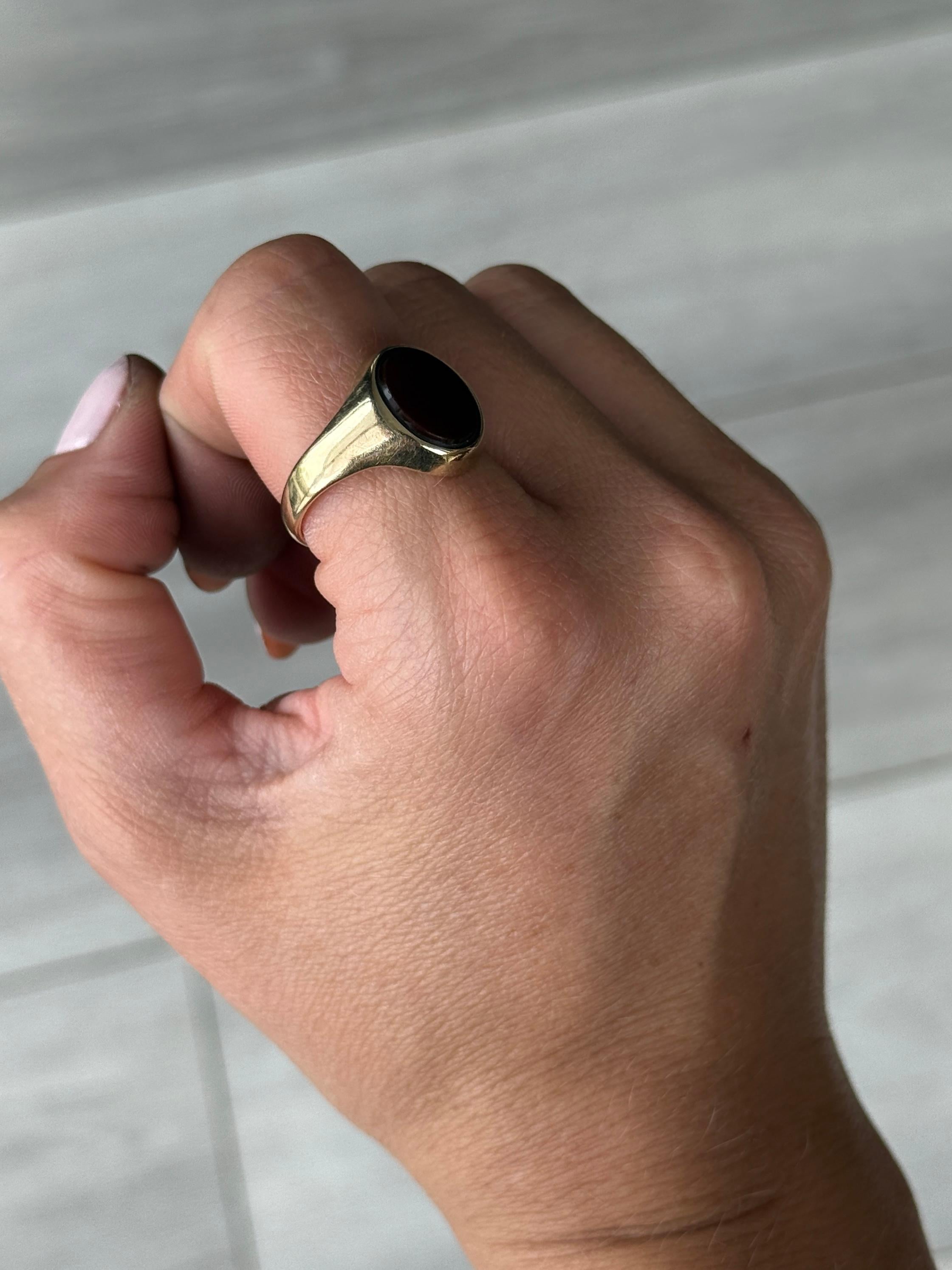 Der tiefrote Karneol wird durch das 9-karätige Gelbgold in diesem Siegelring perfekt ergänzt. Es gibt  Gravur auf der Innenseite dieses Rings: 