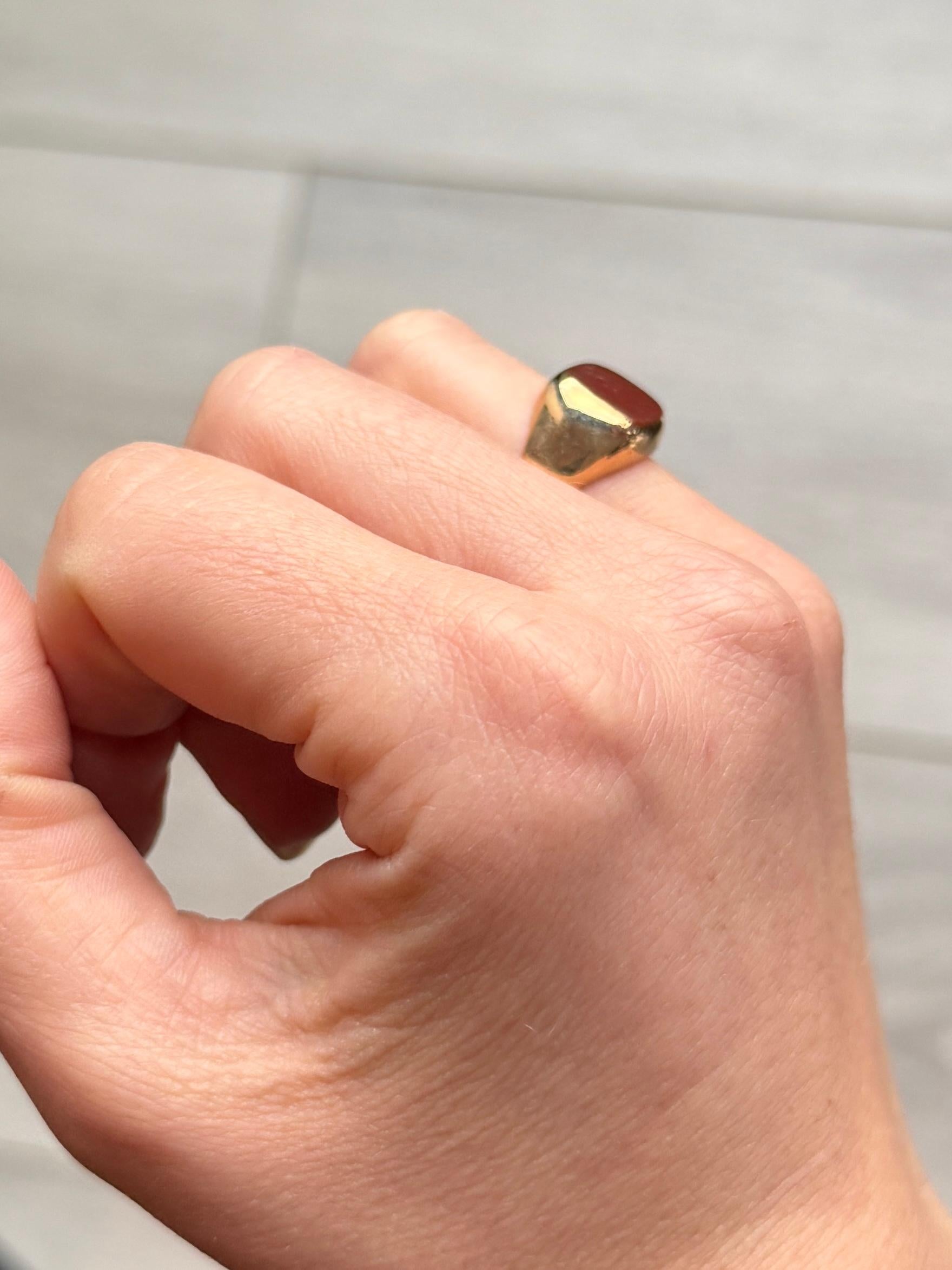Taglio ovale Anello con corniola e oro a 9 carati d'epoca in vendita