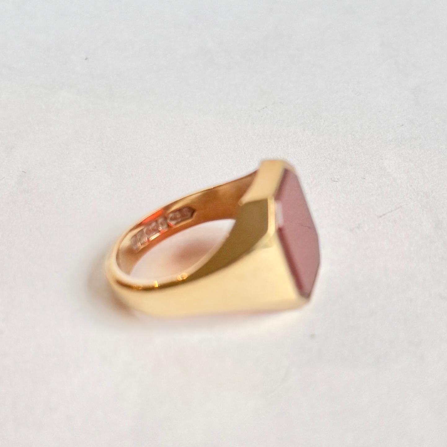 Vintage Carnelian and 9 Carat Gold Signet Ring In Good Condition In Chipping Campden, GB
