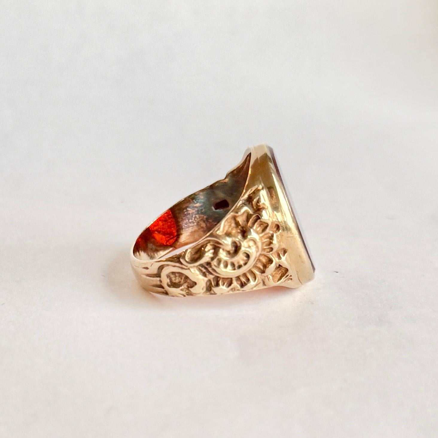 Vintage Carnelian and 9 Carat Gold Signet Ring In Good Condition For Sale In Chipping Campden, GB