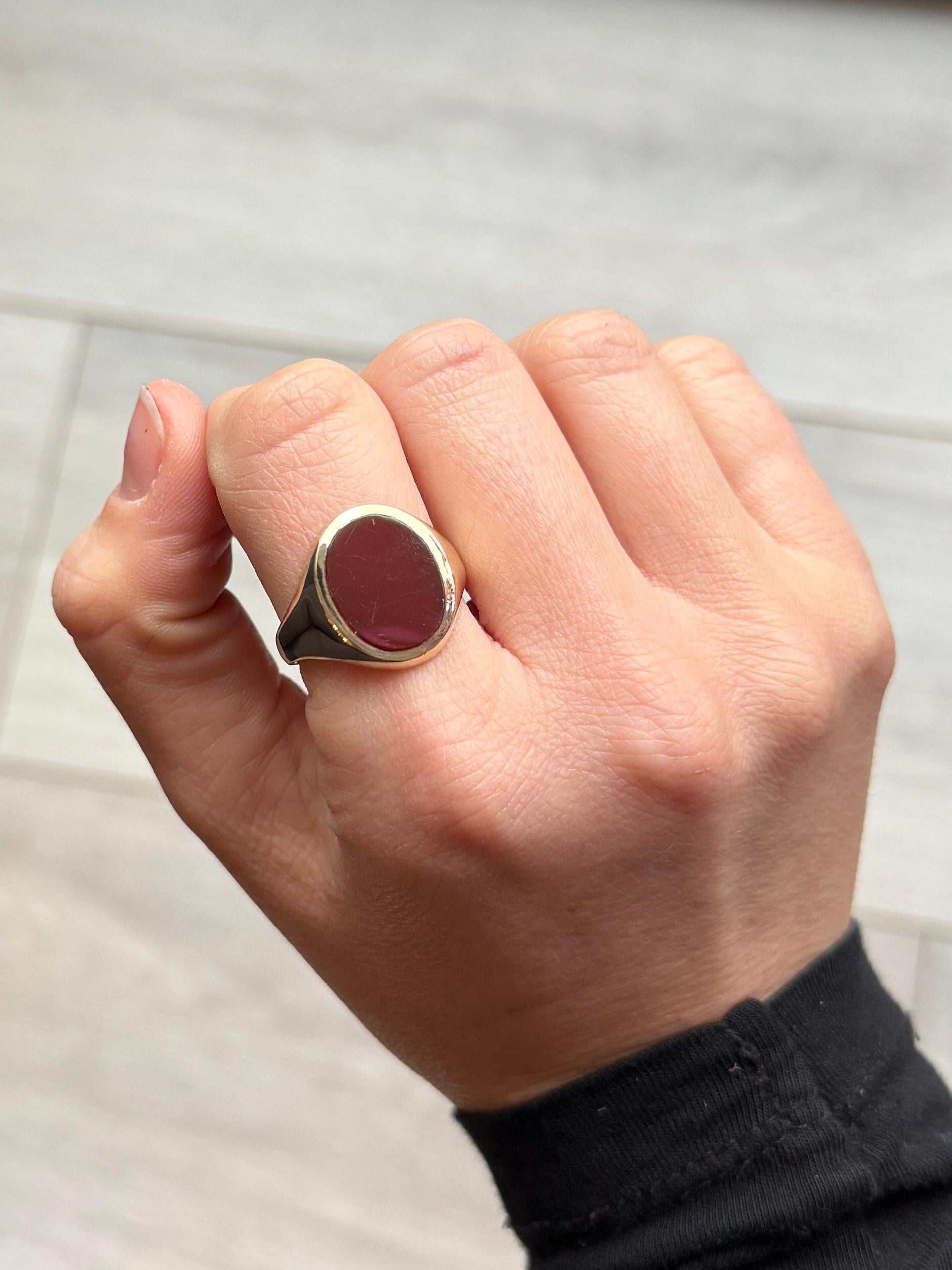 Vintage Carnelian and 9 Carat Gold Signet Ring In Good Condition For Sale In Chipping Campden, GB