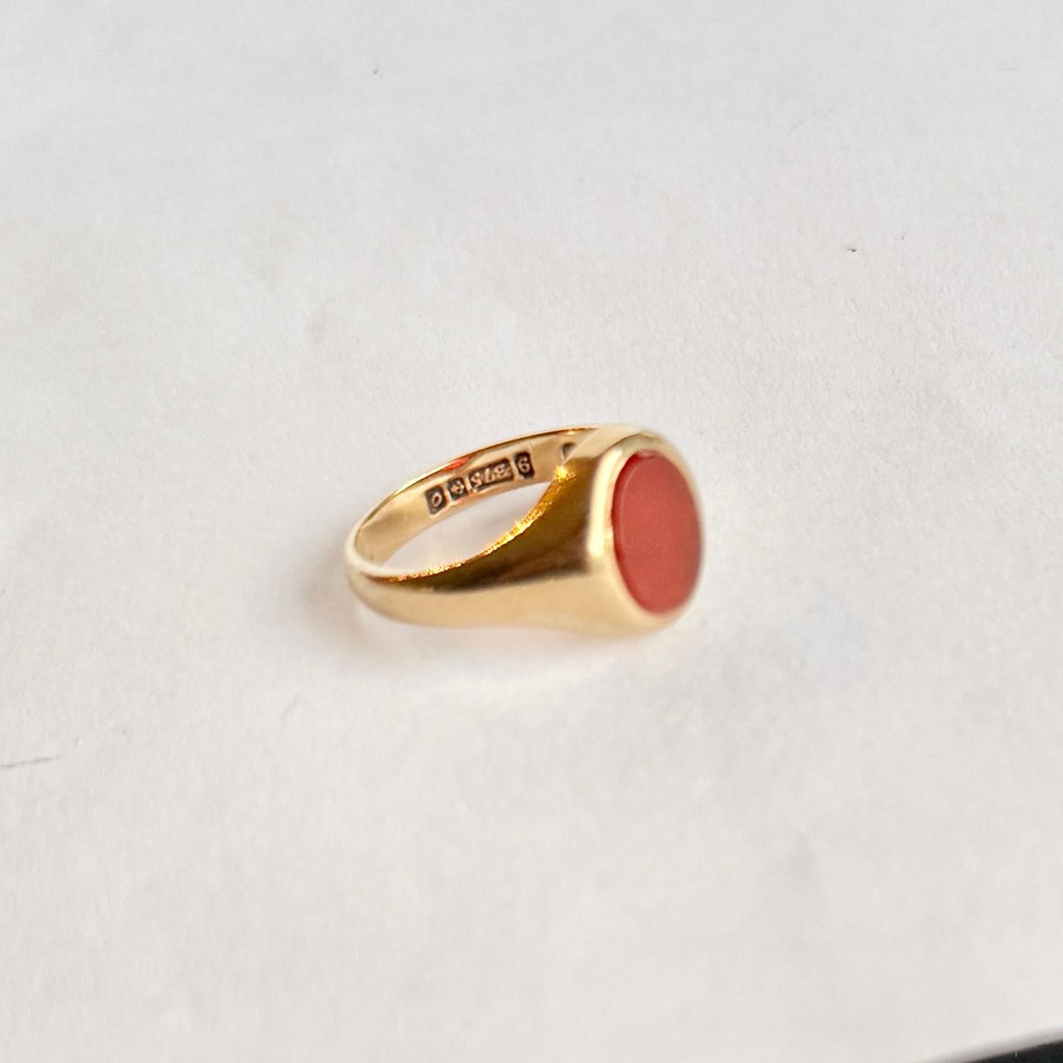 Vintage Carnelian and 9 Carat Gold Signet Ring In Good Condition For Sale In Chipping Campden, GB