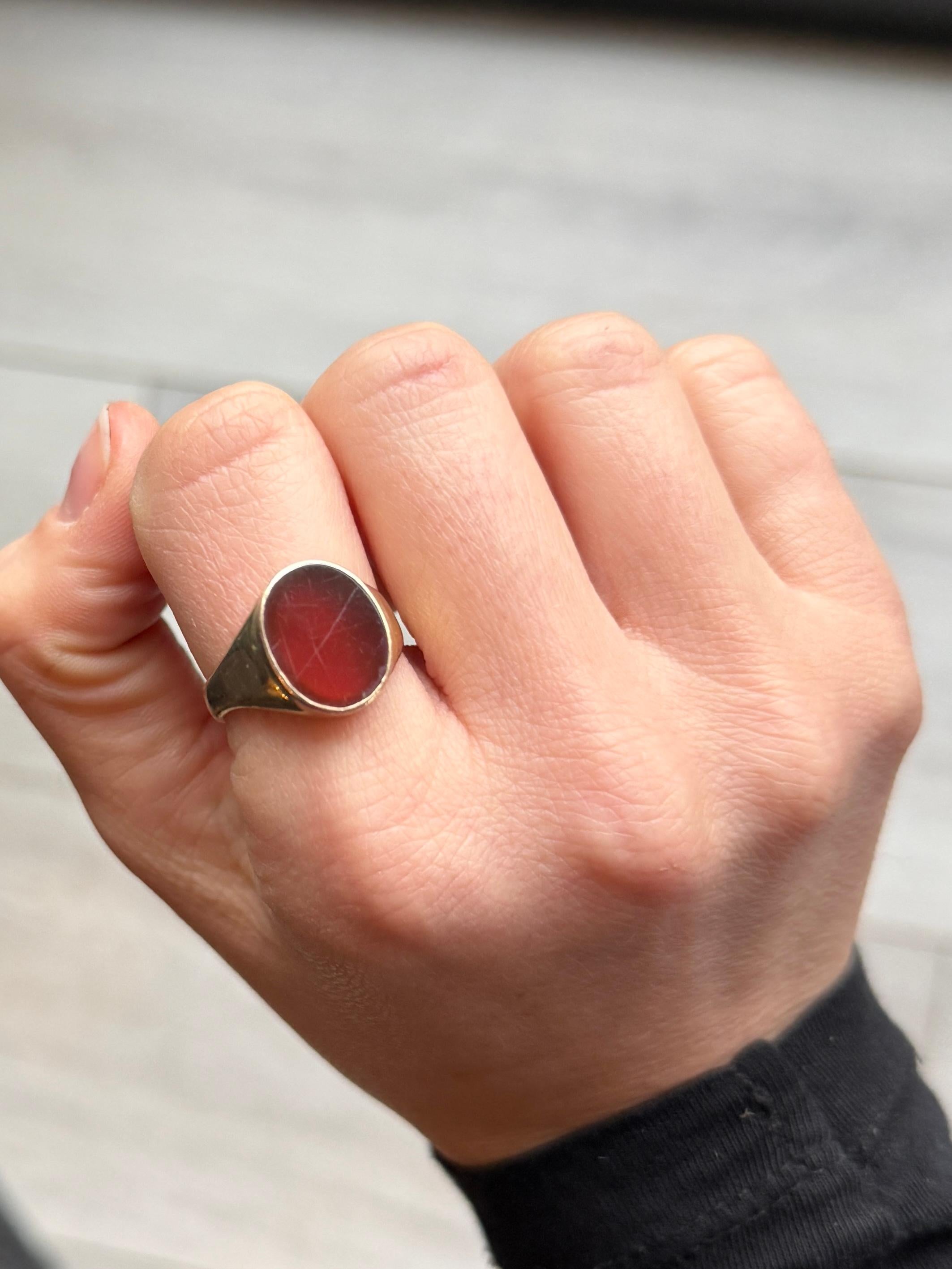 Women's or Men's Vintage Carnelian and 9 Carat Gold Signet Ring For Sale