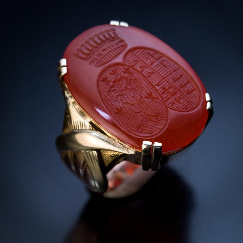 Vintage Carnelian Armorial Intaglio Unisex Gold Signet Ring In Excellent Condition In Chicago, IL