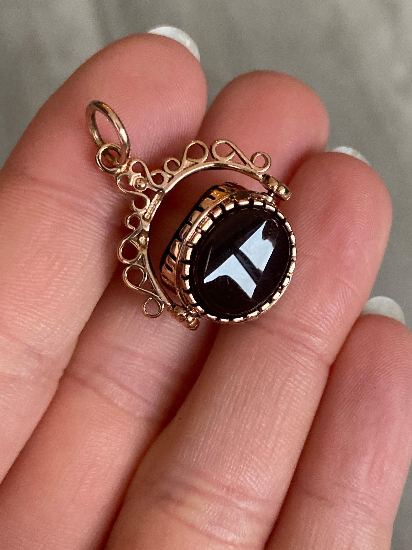 This gorgeous fob pendant contains three oval sides of  carnelian, bloodstone and onyx forming a triple side swivelling fob. Which is pivoted beneath a decorative arch and pendant loop. Modelled in 9ct rose gold. Hallmarked Birmingham 1944

Height