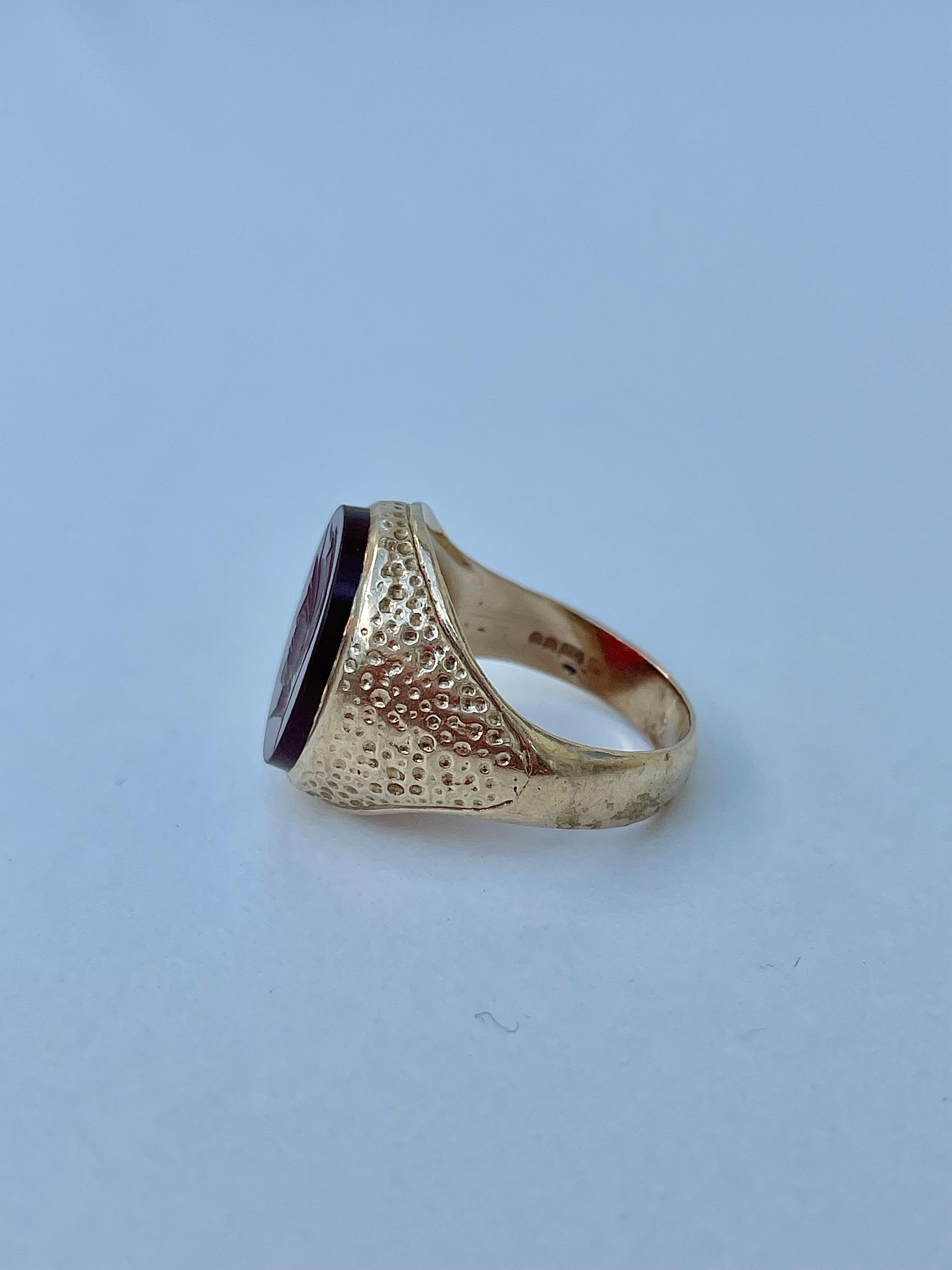 Vintage Carnelian Large Signet Ring in 9ct Yellow Gold 

incredible imprint of a man in armour

The item comes without the box in the photos but will be presented in a gift box

Measurements: weight 6.03g, size UK P1/2, head of ring 12.6mm x 17.7mm,