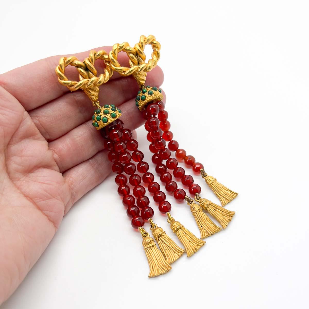 Ein Paar Ohrringe mit Quasten aus Karneol im Vintage-Stil. Mit diesen exquisit gefertigten französischen Ohrringen setzen Sie ein modisches Statement. Vergoldete Schleifen, Quasten, opulente Perlen und raffiniert kombinierte Farben in diesem